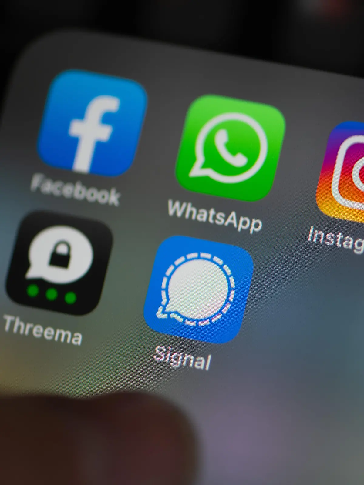 Die Instant-Messaging- und Social Media-Apps: Facebook, WhatsApp, Instagram, Threema und Signal auf einem Smartphone, fotografiert am Donnerstag, 14. Januar 2021, in Zuerich. (KEYSTONE/Christian Beutler)