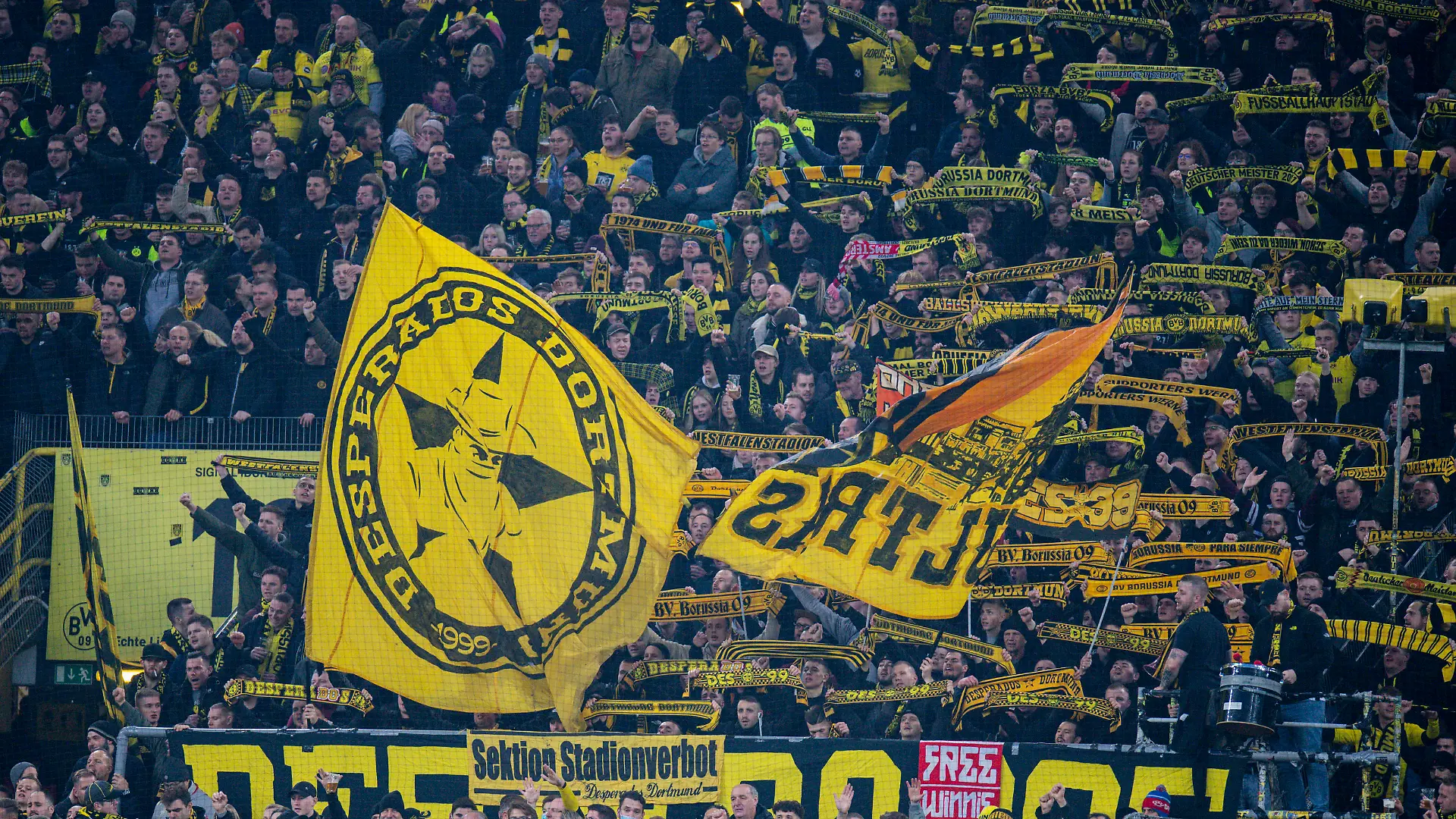 Fußball: 1. Bundesliga, 12. Spieltag, Borussia Dortmund - VfB Stuttgart am 20.11.2021 im Signal-Iduna-Park in Dortmund Nordrhein-Westfalen. Südtribüne Suedtribuene, Fans, Schals, Schal, Fahnen, Des, Desperados, DFL REGULATIONS PROHIBIT ANY USE OF PHOTOGRAPHS AS IMAGE SEQUENCES AND/OR QUASI-VIDEO. Editorial Use ONLY *** Football 1 Bundesliga, 12 Matchday, Borussia Dortmund VfB Stuttgart on 20 11 2021 at Signal Iduna Park in Dortmund Nordrhein Westfalen Südtribüne Suedtribuene, Fans, Scarves, Scarf, Flags, Des, Desperados, DFL REGULATIONS PROHIBIT ANY USE OF PHOTOGRAPHS AS IMAGE SEQUENCES AND OR QUASI VIDEO Editorial Use ONLY Copyright: xChristopherxNeundorfx