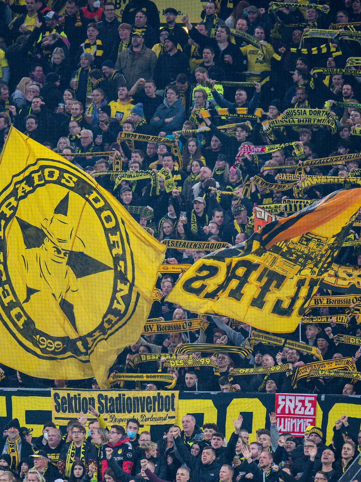  Fußball: 1. Bundesliga, 12. Spieltag, Borussia Dortmund - VfB Stuttgart am 20.11.2021 im Signal-Iduna-Park in Dortmund Nordrhein-Westfalen. Südtribüne Suedtribuene, Fans, Schals, Schal, Fahnen, Des, Desperados, DFL REGULATIONS PROHIBIT ANY USE OF PHOTOGRAPHS AS IMAGE SEQUENCES AND/OR QUASI-VIDEO. Editorial Use ONLY *** Football 1 Bundesliga, 12 Matchday, Borussia Dortmund VfB Stuttgart on 20 11 2021 at Signal Iduna Park in Dortmund Nordrhein Westfalen Südtribüne Suedtribuene, Fans, Scarves, Scarf, Flags, Des, Desperados, DFL REGULATIONS PROHIBIT ANY USE OF PHOTOGRAPHS AS IMAGE SEQUENCES AND OR QUASI VIDEO Editorial Use ONLY Copyright: xChristopherxNeundorfx