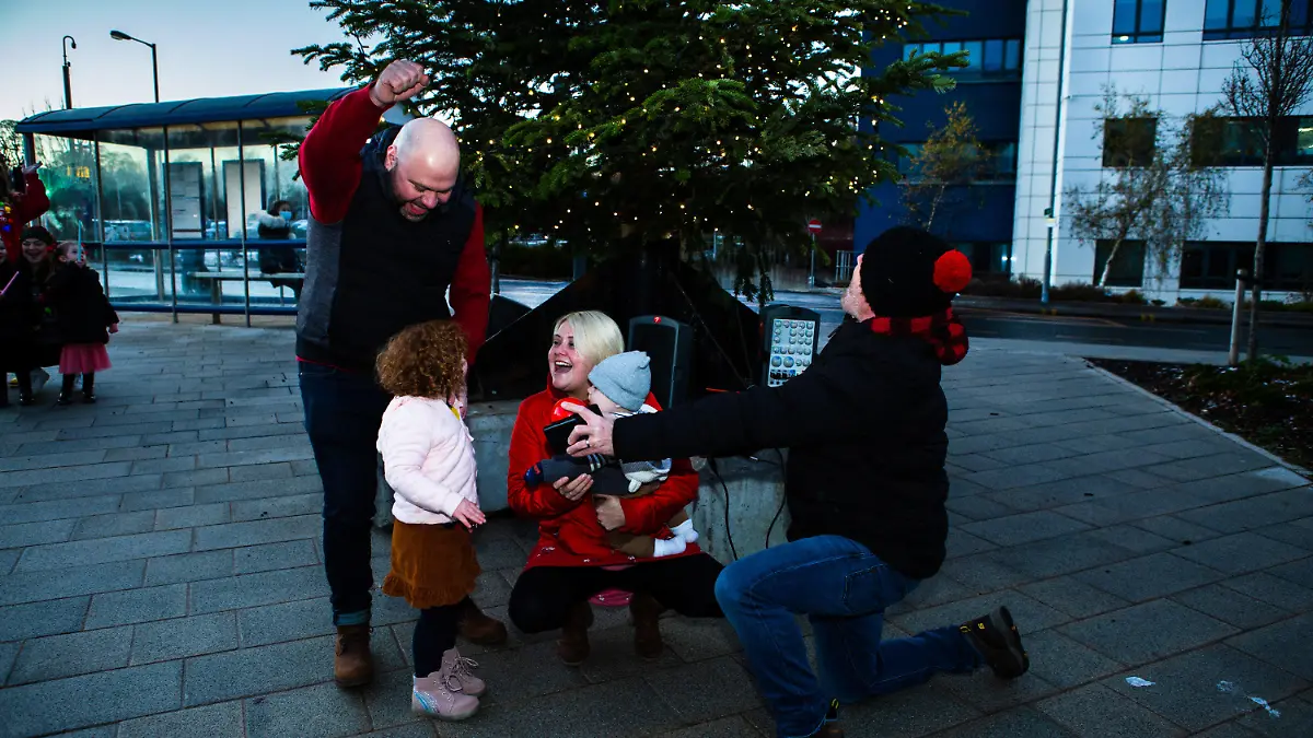 SONDERKONDITIONEN: Satzpreis!
Baby Joey Sharp switched on the Christmas lights, accompanied by parents Sam, and Steven and sister Carly, at the Royal Hospital for Children and Young People in Edinburgh. See SWNS story SWSCtot. A baby boy who had surgery for a brain tumour aged just 12 days old switched on the Christmas lights at the children?s hospital where he was treated. Joey Sharp will celebrate his first birthday on December 3, and in his first month endured two life-saving surgeries to remove a growth on his brain.  He underwent six months of chemotherapy at the Royal Hospital for Children and Young People in Edinburgh and was the first person to turn on its Christmas lights at a ceremony at the new hospital.  Joey, from Penicuik, Midlothian, switched on the lights, accompanied by parents Sam, and Steven and sister Carly, three 
 / action press
