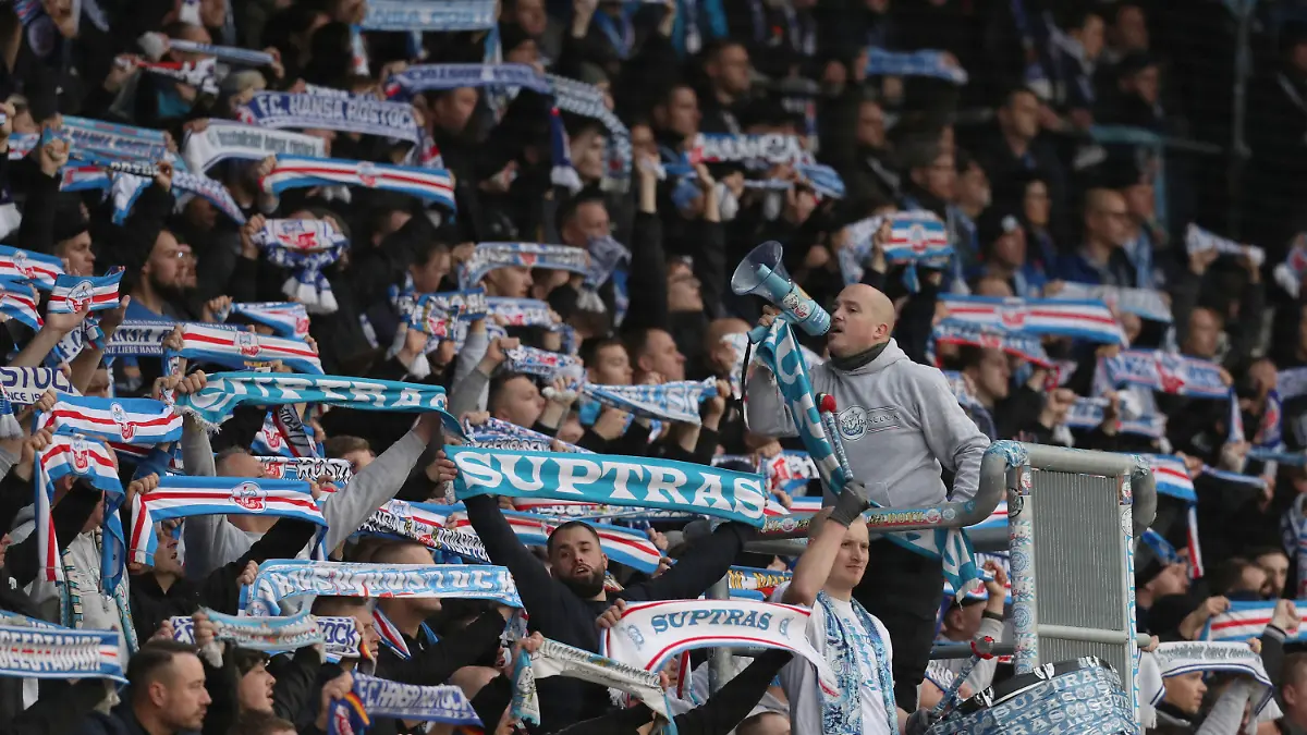 20.11.2021, Mecklenburg-Vorpommern, Rostock: Fußball: 2. Bundesliga, Hansa Rostock - Erzgebirge Aue, 14. Spieltag, Ostseestadion. Fans von Hansa Rostock. Die Begegnung endet 1:2. Foto: Danny Gohlke/dpa - WICHTIGER HINWEIS: Gemäß den Vorgaben der DFL Deutsche Fußball Liga bzw. des DFB Deutscher Fußball-Bund ist es untersagt, in dem Stadion und/oder vom Spiel angefertigte Fotoaufnahmen in Form von Sequenzbildern und/oder videoähnlichen Fotostrecken zu verwerten bzw. verwerten zu lassen. +++ dpa-Bildfunk +++