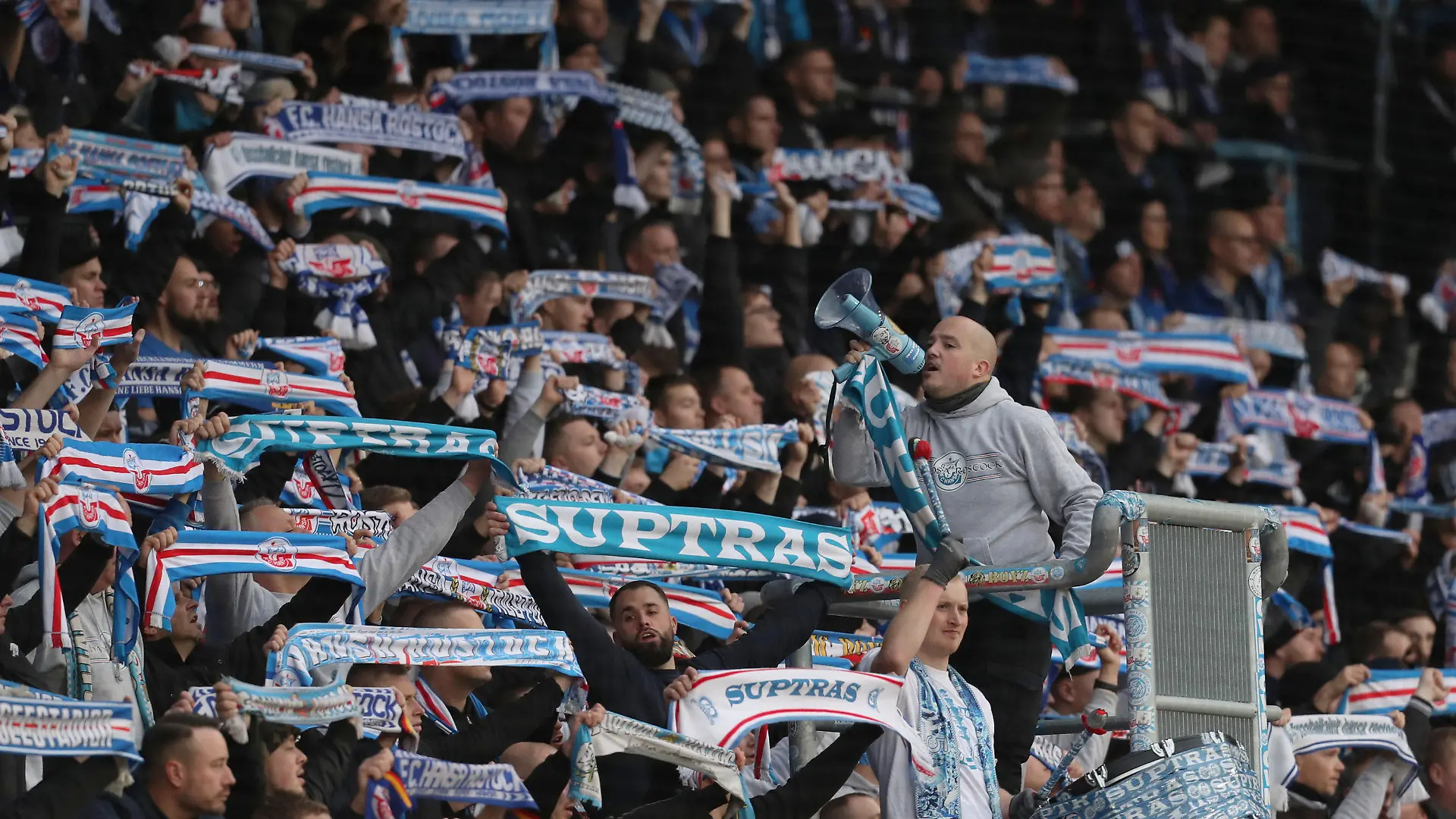 20.11.2021, Mecklenburg-Vorpommern, Rostock: Fußball: 2. Bundesliga, Hansa Rostock - Erzgebirge Aue, 14. Spieltag, Ostseestadion. Fans von Hansa Rostock. Die Begegnung endet 1:2. Foto: Danny Gohlke/dpa - WICHTIGER HINWEIS: Gemäß den Vorgaben der DFL Deutsche Fußball Liga bzw. des DFB Deutscher Fußball-Bund ist es untersagt, in dem Stadion und/oder vom Spiel angefertigte Fotoaufnahmen in Form von Sequenzbildern und/oder videoähnlichen Fotostrecken zu verwerten bzw. verwerten zu lassen. +++ dpa-Bildfunk +++