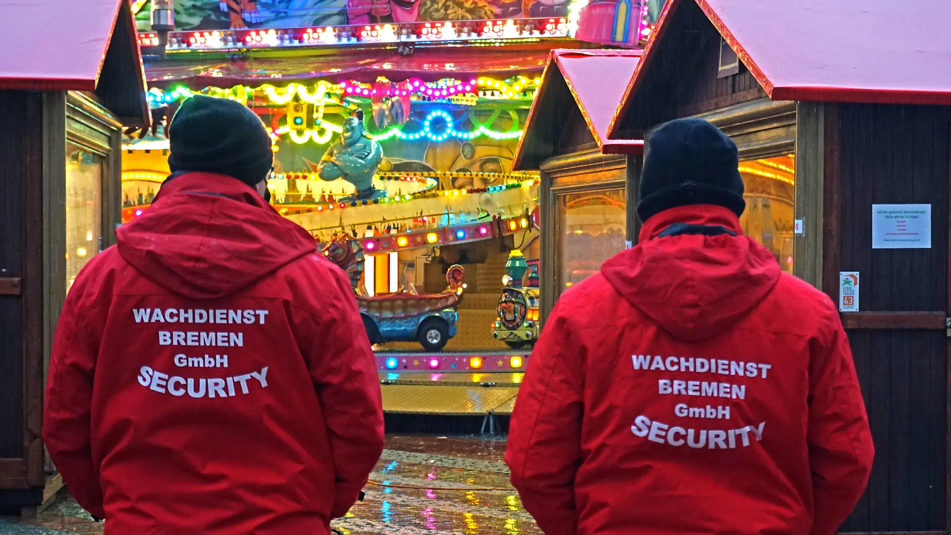 Kleinere Weihnachtsmärkte während der Coronakrise Weihnachtsmarkt in den Vororten der Großstadt Essen mit der 2G-Regel und Maskenpflicht Essen Nordrhein-Westfalen Deutschland Steele *** Smaller Christmas Markets during the Corona Crisis Christmas Market in the Suburbs of the Big City Essen with the 2G Rule and Mask Requirement Essen North Rhine Westphalia Germany Steele