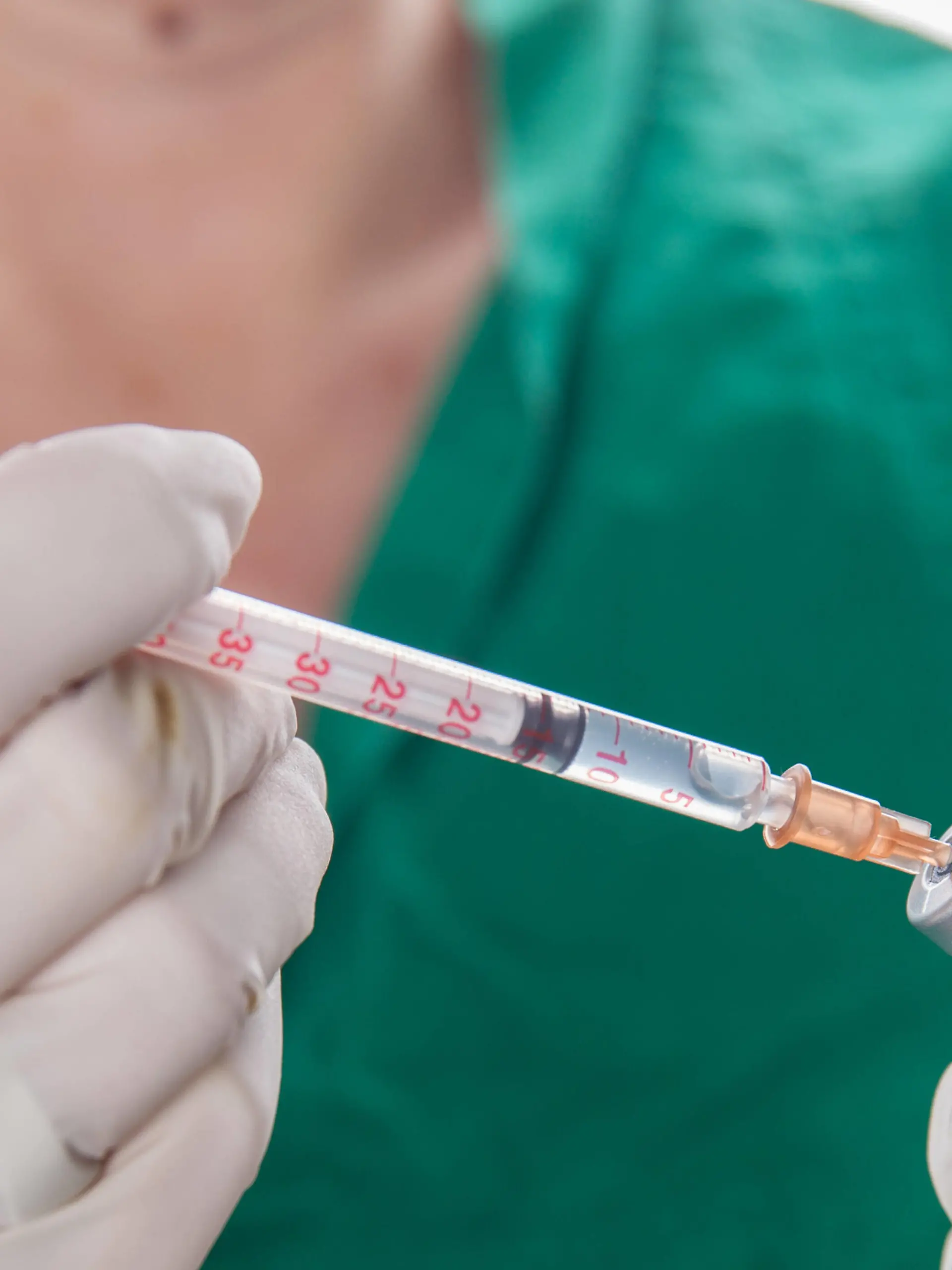  Bamberg, Deutschland 22. November 2021: Eine Person mit Schutzhandschuhen hat mit Hilfe einer Impfspritze eine Impfdosis mit dem mRNA-Impfstoff Comirnaty, BNT162b2, Biontech / Pfizer aus einer Ampulle für die Erstimpfung- Zweitimpfung oder Boosterimpfung aufgezogen gegen das Coronavirus Covid 19. Bayern *** Bamberg, Germany 22 November 2021 A person wearing protective gloves drew up a vaccine dose with the mRNA vaccine Comirnaty, BNT162b2, Biontech Pfizer from an ampoule for primary vaccination secondary vaccination or booster vaccination against the coronavirus Covid 19 Bavaria with the help of a vaccination syringe. Copyright: xFotostandx/xK.xSchmittx