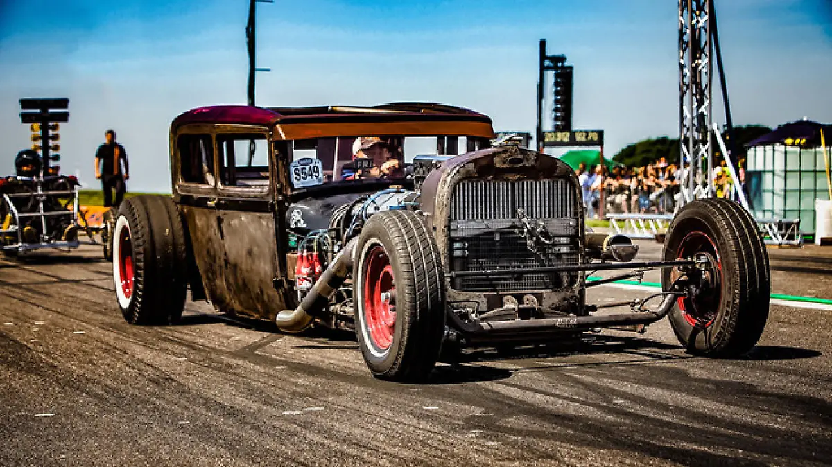 Ein Hot-Rod steht auf einer Betonpiste.