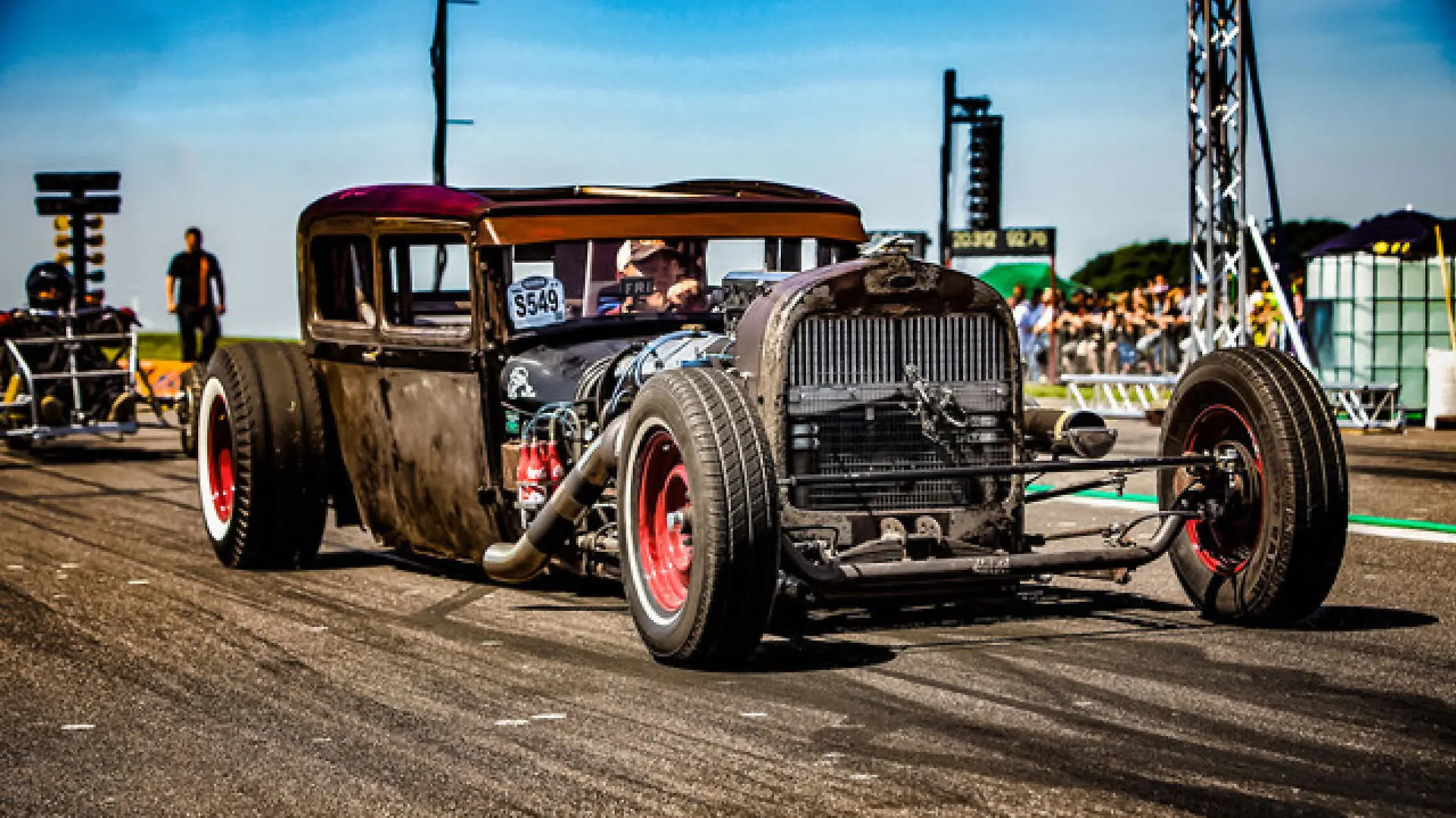 Ein Hot-Rod steht auf einer Betonpiste.