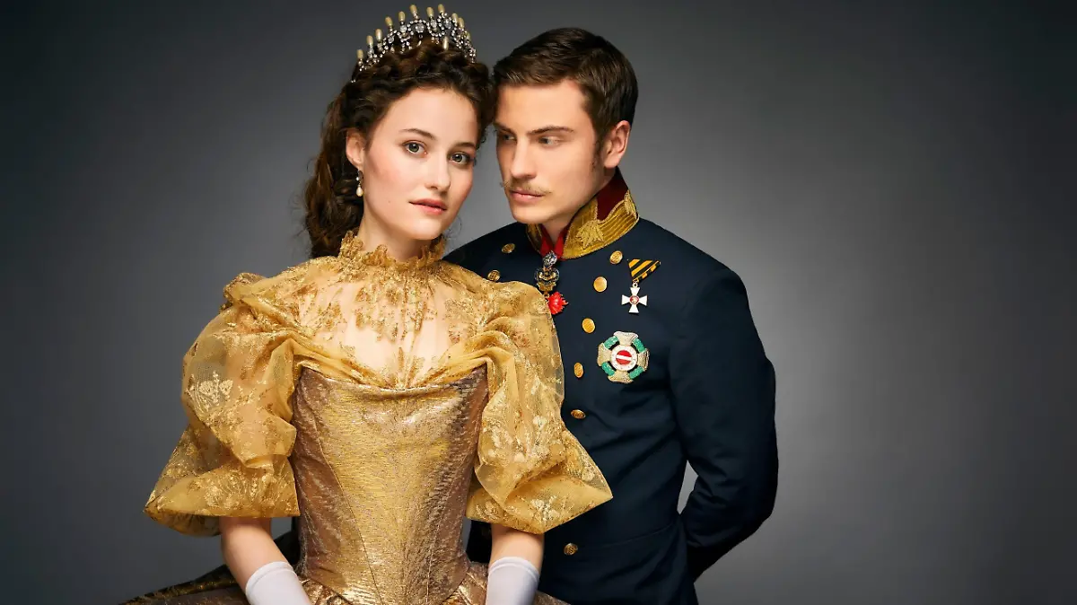 Sisi (Dominique Devenport) und Franz (Jannik Schümann).

Die Verwendung des sendungsbezogenen Materials ist nur mit dem Hinweis und Verlinkung auf TVNOW gestattet.