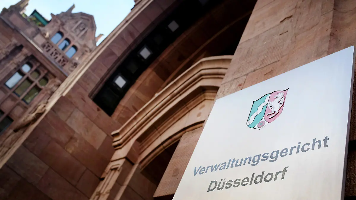 ARCHIV - 19.03.2014, Nordrhein-Westfalen, Düsseldorf: Der Eingang des Verwaltungsgerichtes. (zu dpa "Gericht: Porno-Portale verstoßen gegen deutschen Jugendschutz") Foto: Martin Gerten/dpa +++ dpa-Bildfunk +++