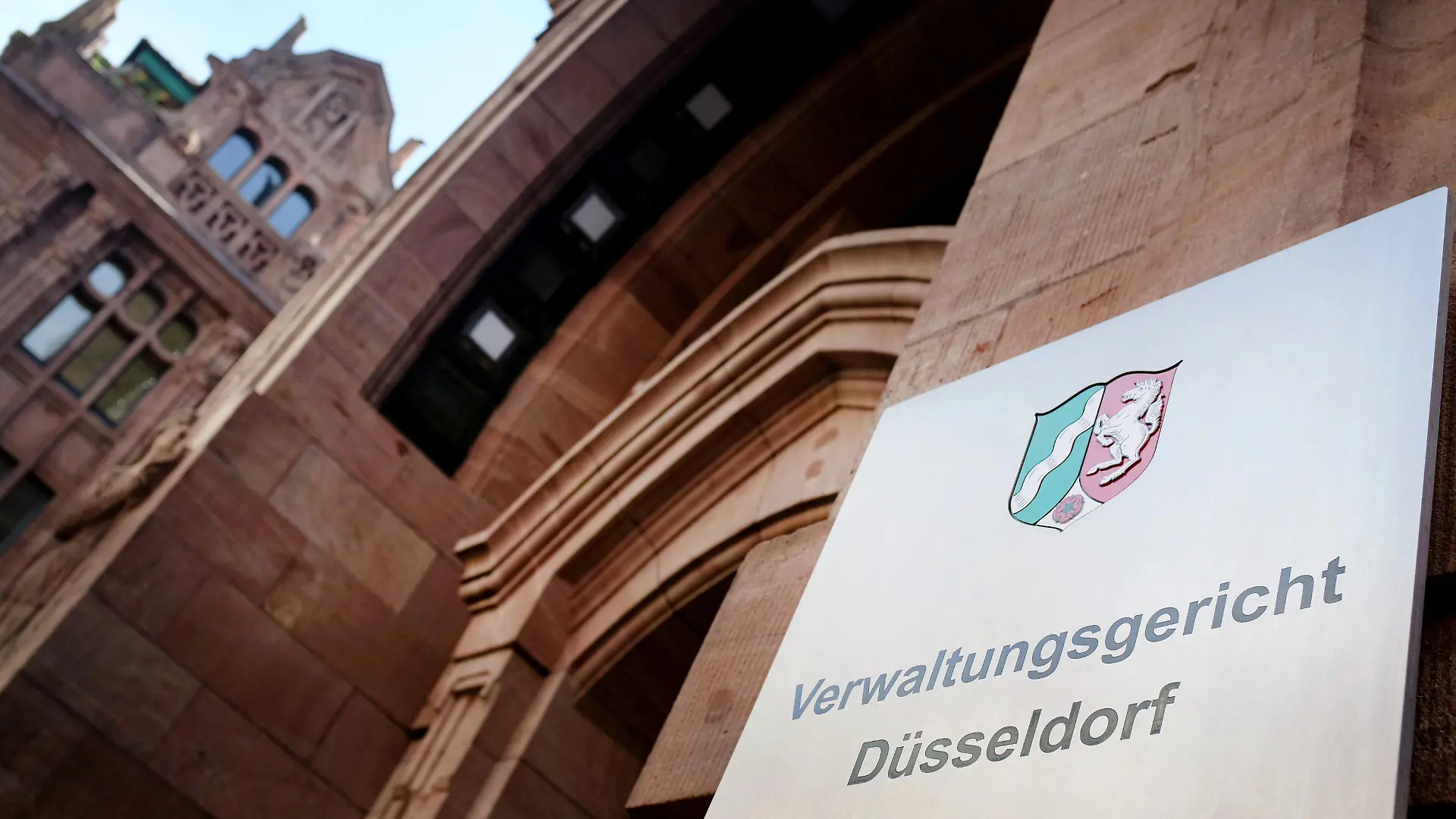 ARCHIV - 19.03.2014, Nordrhein-Westfalen, Düsseldorf: Der Eingang des Verwaltungsgerichtes. (zu dpa "Gericht: Porno-Portale verstoßen gegen deutschen Jugendschutz") Foto: Martin Gerten/dpa +++ dpa-Bildfunk +++