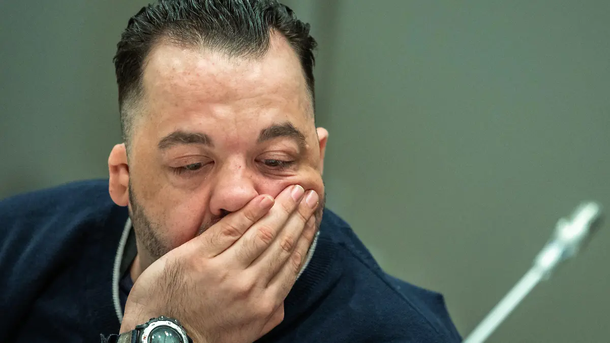 05.06.2019, Niedersachsen, Oldenburg: Der wegen Mordes an 100 Patienten an den Kliniken in Delmenhorst und Oldenburg angeklagte Niels Högel sitzt am Prozesstag mit seiner Hand am Gesicht im Gerichtssaal. Foto: Mohssen Assanimoghaddam/dpa Pool/dpa +++ dpa-Bildfunk +++