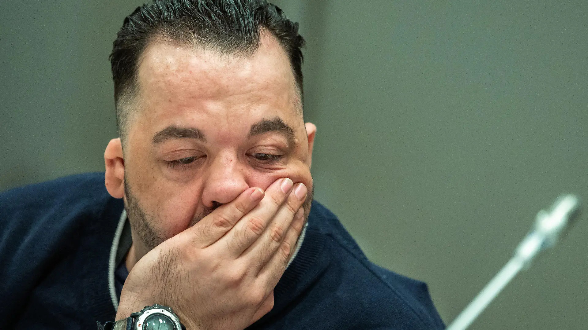 05.06.2019, Niedersachsen, Oldenburg: Der wegen Mordes an 100 Patienten an den Kliniken in Delmenhorst und Oldenburg angeklagte Niels Högel sitzt am Prozesstag mit seiner Hand am Gesicht im Gerichtssaal. Foto: Mohssen Assanimoghaddam/dpa Pool/dpa +++ dpa-Bildfunk +++