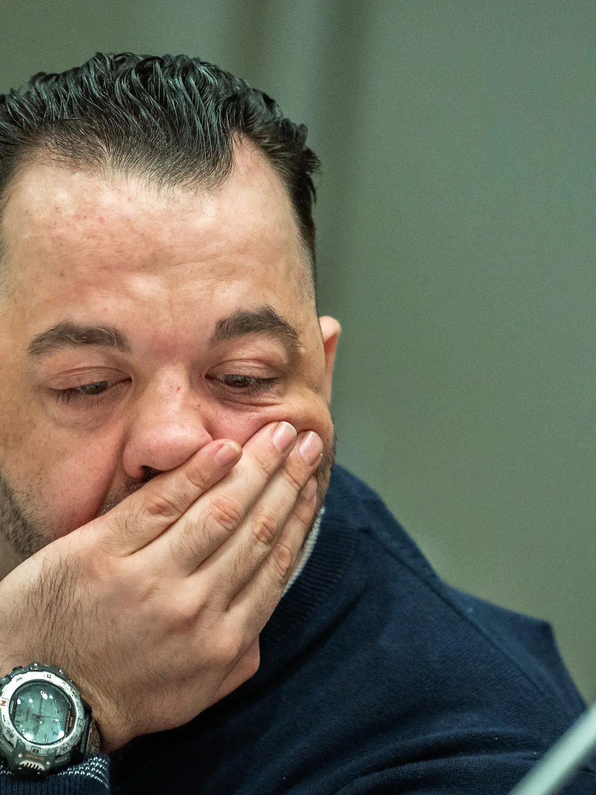 05.06.2019, Niedersachsen, Oldenburg: Der wegen Mordes an 100 Patienten an den Kliniken in Delmenhorst und Oldenburg angeklagte Niels Högel sitzt am Prozesstag mit seiner Hand am Gesicht im Gerichtssaal. Foto: Mohssen Assanimoghaddam/dpa Pool/dpa +++ dpa-Bildfunk +++