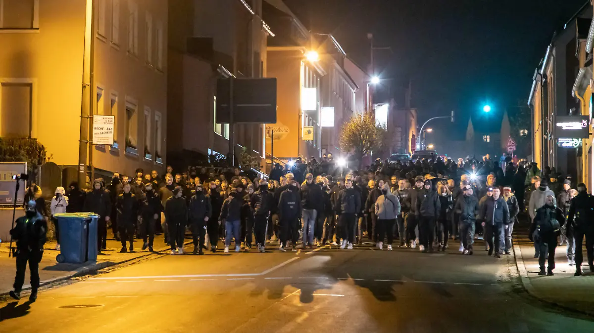 News Bilder des Tages News ID: EN 211105 211105CoronaDemoZwönitz Nach 2-G Bekanntmachungen erneut Proteste in Zwönitz Nachdem in dieser Woche die Vorwarnstufe der Corona Schutzverordnung erreicht wurde und die Inzidenzen sowie die Belegung der Betten mit Covid-19 Patienten in den letzten Wochen stark gestiegen sind, haben am heutigen Freitagabend erneut Proteste gegen die Corona Maßnahmen stattgefunden. Bereits vor zwei Tagen machte man die Demonstration, der als Abendspaziergang getarnt gelten soll, in Internetforen bekannt. So versammelten sich zahlreiche Menschen am Freitagabend auf dem Marktplatz in Zwönitz. Laut Polizei waren es an die 400 Teilnehmer. Deutlich mehr Teilnehmer als bei den Montagsspaziergängen. Auch die Aggressivität nimmt w