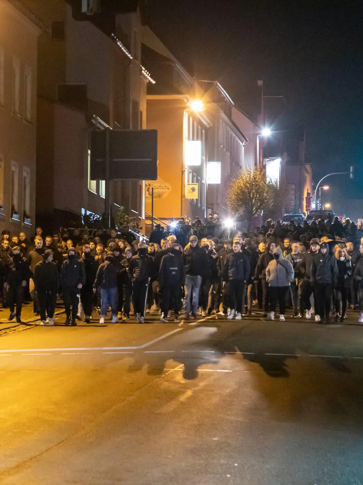 News Bilder des Tages News ID: EN 211105 211105CoronaDemoZwönitz Nach 2-G Bekanntmachungen erneut Proteste in Zwönitz Nachdem in dieser Woche die Vorwarnstufe der Corona Schutzverordnung erreicht wurde und die Inzidenzen sowie die Belegung der Betten mit Covid-19 Patienten in den letzten Wochen stark gestiegen sind, haben am heutigen Freitagabend erneut Proteste gegen die Corona Maßnahmen stattgefunden. Bereits vor zwei Tagen machte man die Demonstration, der als Abendspaziergang getarnt gelten soll, in Internetforen bekannt. So versammelten sich zahlreiche Menschen am Freitagabend auf dem Marktplatz in Zwönitz. Laut Polizei waren es an die 400 Teilnehmer. Deutlich mehr Teilnehmer als bei den Montagsspaziergängen. Auch die Aggressivität nimmt w