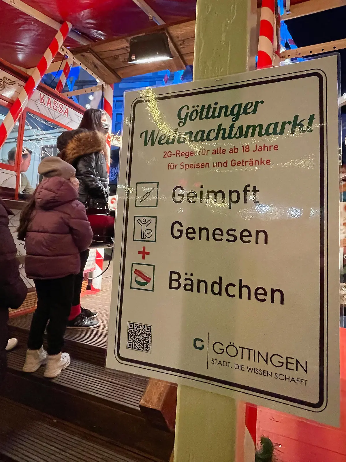  Weihnachtsmarkt 29.11.2021, Göttingen --- Besucher stehen am Riesenrad hinter einem Schild Geimpft - Genesen  Bändchen. Göttingen Niedersachsen Deutschland *** Christmas market 29 11 2021, Göttingen visitors stand at the Ferris wheel behind a sign vaccinated convalescent ribbon Göttingen Lower Saxony Germany