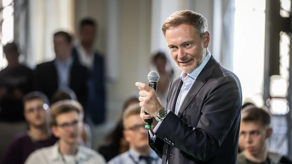 24.08.2023, Berlin: Finanzminister Christian Lindner (FDP) spricht bei einem Schüler-Workshop zu Finanzfragen wie Rente und Altersvorsorge. Die Veranstaltung der Initiative für wirtschaftliche Jugendbildung zum Thema "ökonomische und finanzielle Bildung" fand im Bundesfinanzministerium statt. Foto: Michael Kappeler/dpa +++ dpa-Bildfunk +++