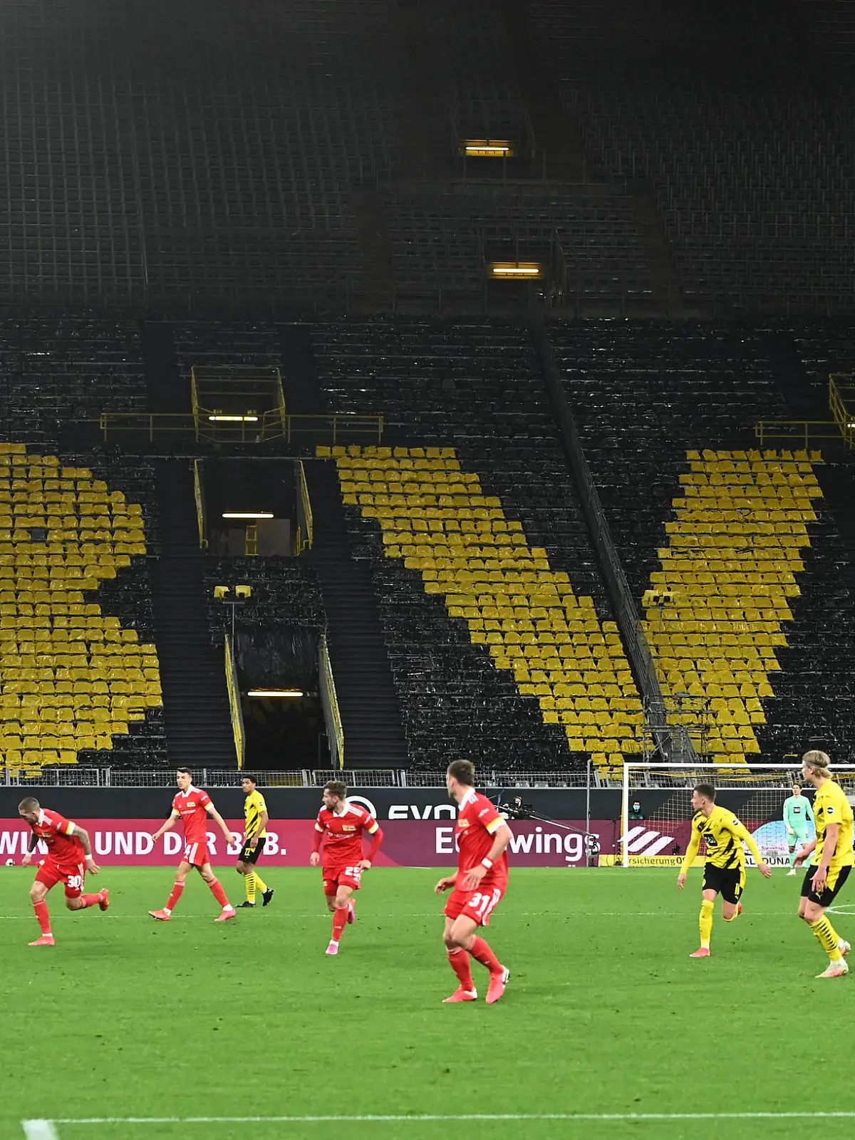  Borussia Dortmund - 1. FC Union 21.04. 2021 leere Ränge beim Angriff der Dortmunder, hinten die Südtribüne, Fussball, Herren, Saison 2020/2021, 1. Bundesliga 30. Spieltag, Borussia Dortmund - 1. FC Union Berlin 2:0, 21.04. 2021, Foto: Matthias Koch/Pool Dortmund Nordrhein-Westfalen Deutschland *** Borussia Dortmund 1 FC Union 21 04 2021 empty stands during Dortmund attack, back the south stand, football, men, season 2020 2021, 1 Bundesliga 30 matchday , Borussia Dortmund 1 FC Union Berlin 2 0 , 21 04 2021, photo Matthias Koch Pool Dortmund Nordrhein Westfalen Germany. Poolfoto Matthias Koch/Pool ,EDITORIAL USE ONLY