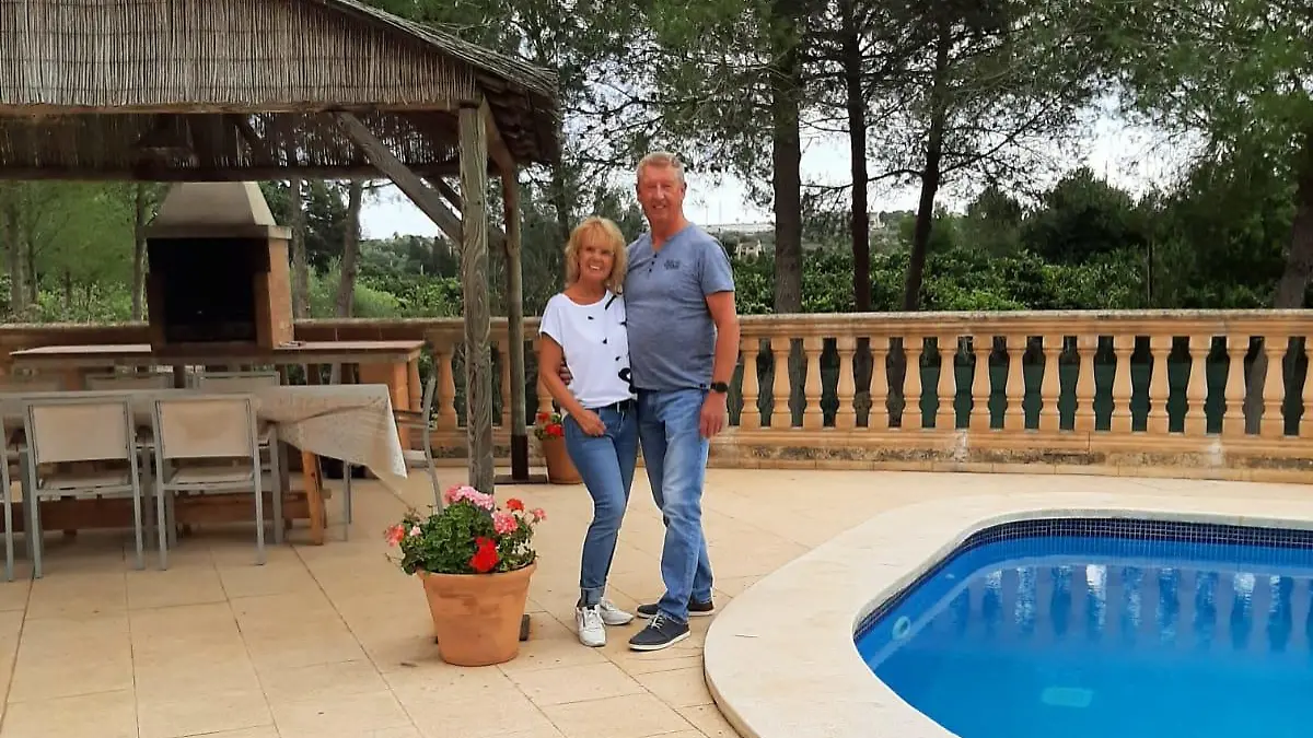 Mann und Frau in Hotelanlage