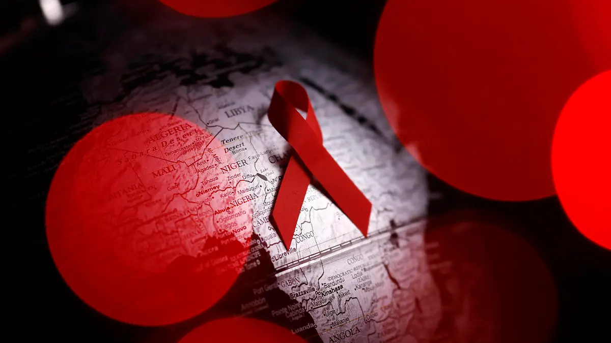 Der Welt-AIDS-Tag wird jährlich vom Gemeinsamen Programm der Vereinten Nationen für HIV/Aids organisiert und findet am 1. Dezember statt. Themenbild, Symbolbild *** World AIDS Day is organized annually by the Joint United Nations Programme on HIV Aids and takes place on 1 December Theme image, symbol image Foto:xC.xHardtx/xFuturexImage