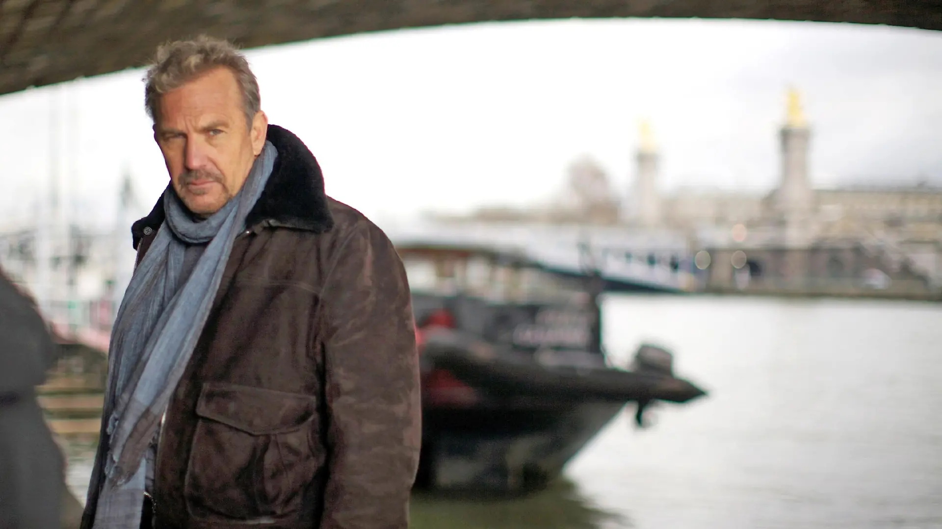 Als Ethan Renner (Kevin Costner) erfährt, dass er todkrank ist, gibt er seinen Job als CIA-Agent auf, um die ihm verbliebene Zeit mit seiner Familie zu verbringen. Um ihn zurück in den Dienst zu holen, macht die CIA ihm daraufhin ein unmoralisches Angebot...