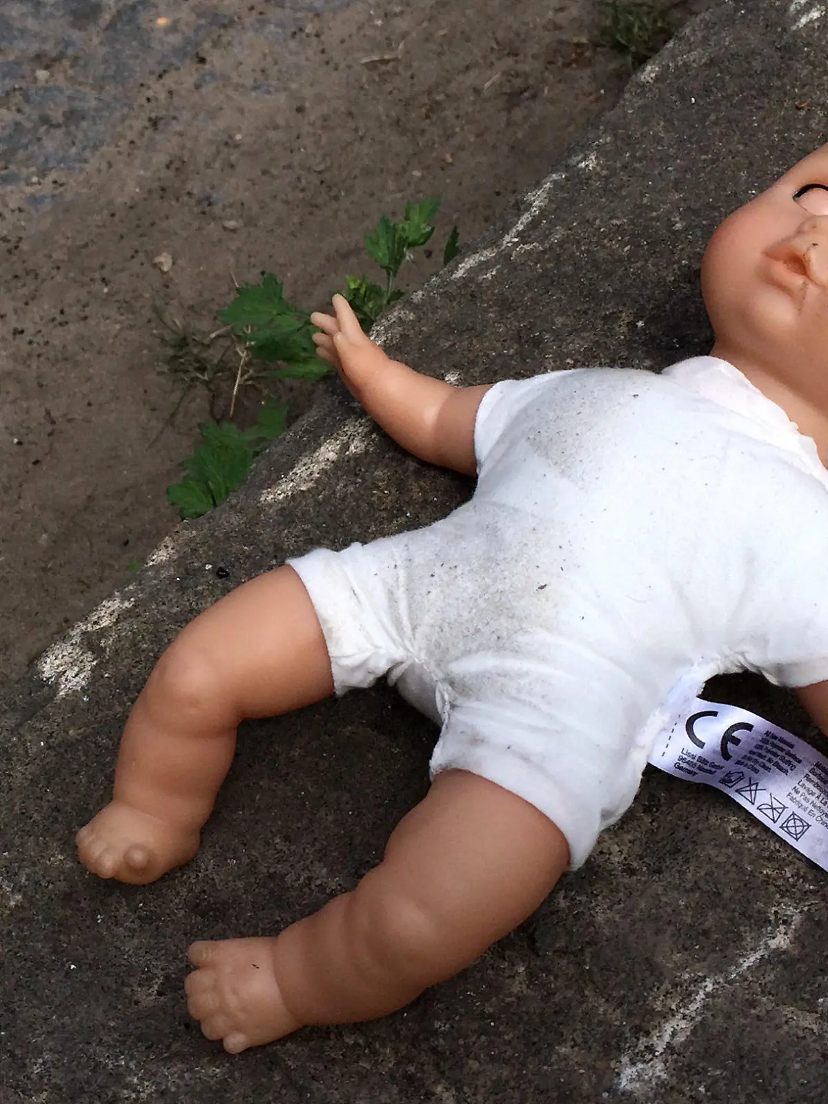 ARCHIV - ILLUSTRATION - Eine Puppe liegt am 30.04.2014 in Berlin am Straßenrand. Eine Mutter soll ihre eigenen Kinder zum sexuellen Missbrauch an Freier verkauft haben. Vor dem Hamburger Landgericht beginnt am 19.05.2016 der Prozess gegen die 52-Jährige. Foto: Daniel Bockwoldt/dpa +++(c) dpa - Bildfunk+++