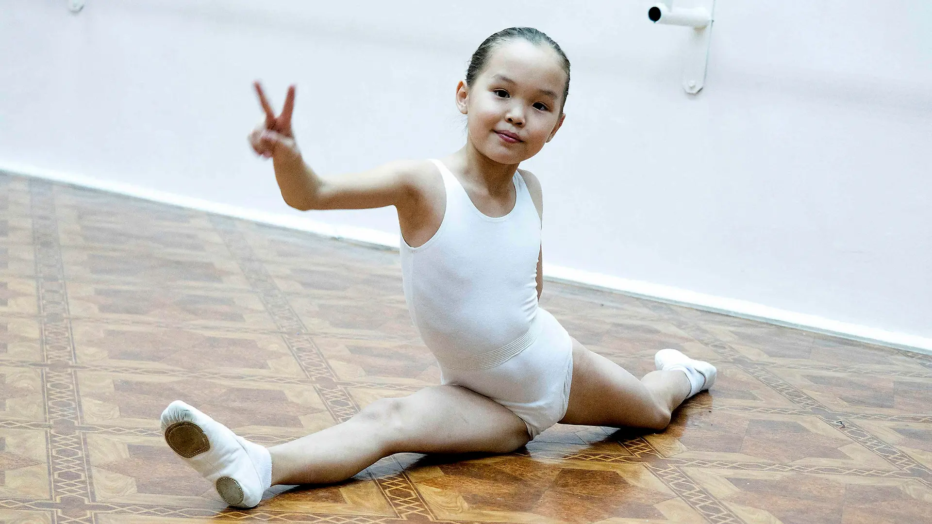Karina Chikitova , Yakutsk , Ballet school lesson 