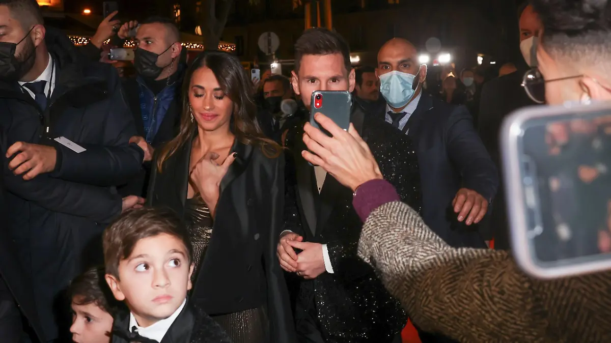 ©PHOTOPQR/LE PARISIEN/Fred Dugit ; Paris ; 29/11/2021 ; Sport Théâtre du Chatelet (Paris 1er), le 29 novembre 2021 Septième ballon d'or pour le joueur argentin du Psg Lionel Messi (ici avec son épouse et ses trois fils) Photo LP / Fred Dugit - 2021 Ballon d'Or ceremony at Theatre du Chatelet in Paris, France, 29 November 2021. *** Local Caption *** Lionel Messi