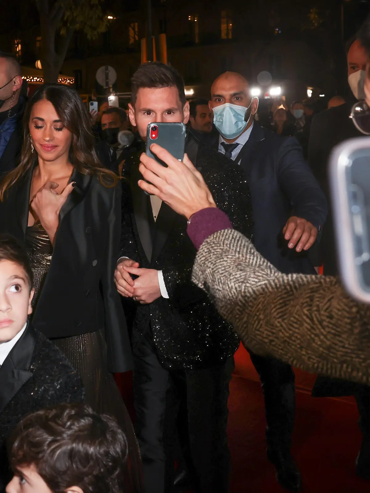 ©PHOTOPQR/LE PARISIEN/Fred Dugit ; Paris ; 29/11/2021 ; Sport Théâtre du Chatelet (Paris 1er), le 29 novembre 2021 Septième ballon d'or pour le joueur argentin du Psg Lionel Messi (ici avec son épouse et ses trois fils) Photo LP / Fred Dugit - 2021 Ballon d'Or ceremony at Theatre du Chatelet in Paris, France, 29 November 2021. *** Local Caption *** Lionel Messi