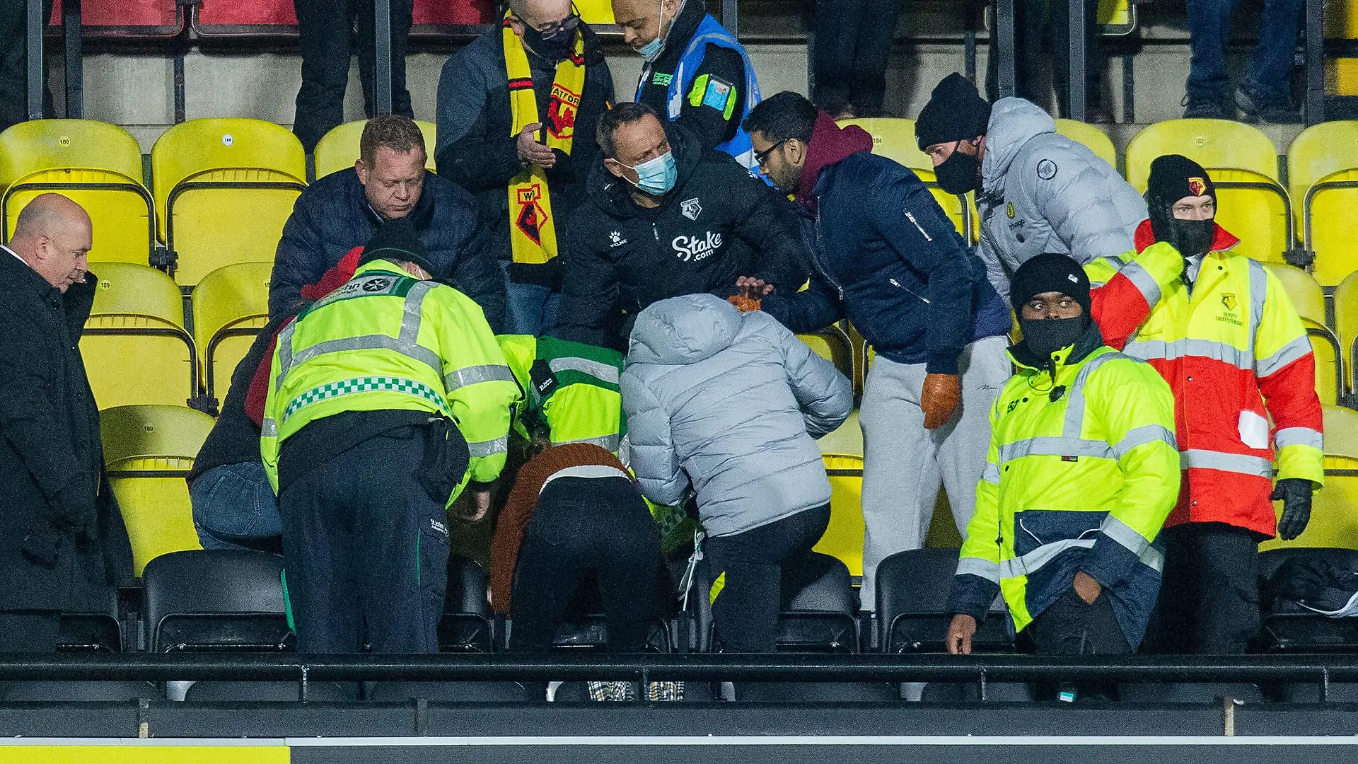 Watford v Chelsea Premier League 01/12/2021. A spectator / fan receives CPR in the stands during the Premier League match between Watford and Chelsea at Vicarage Road, Watford, England on 1 December 2021. Watford Vicarage Road Hertfordshire England Editorial use only DataCo restrictions apply See www.football-dataco.com PUBLICATIONxNOTxINxUK , Copyright: xIanxStephenx PSI-14158-0006 