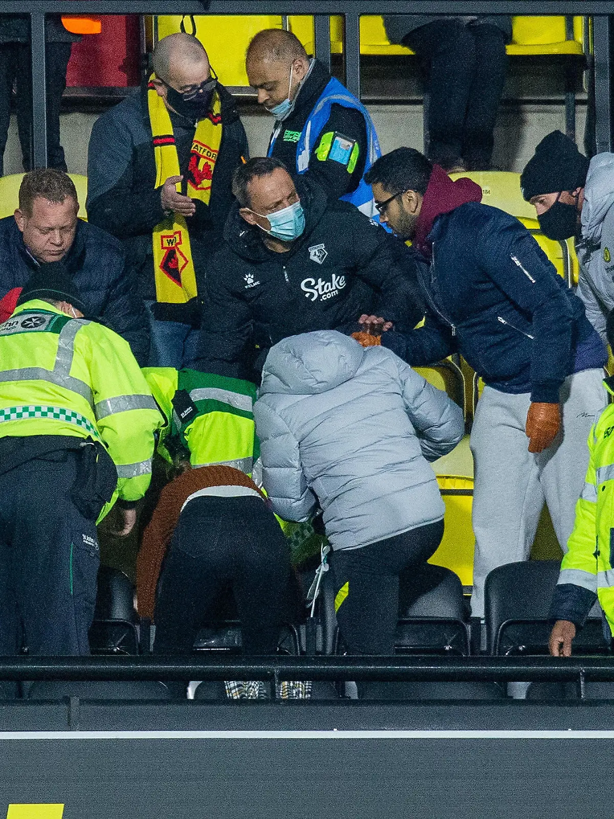 Watford v Chelsea Premier League 01/12/2021. A spectator / fan receives CPR in the stands during the Premier League match between Watford and Chelsea at Vicarage Road, Watford, England on 1 December 2021. Watford Vicarage Road Hertfordshire England Editorial use only DataCo restrictions apply See www.football-dataco.com PUBLICATIONxNOTxINxUK , Copyright: xIanxStephenx PSI-14158-0006 