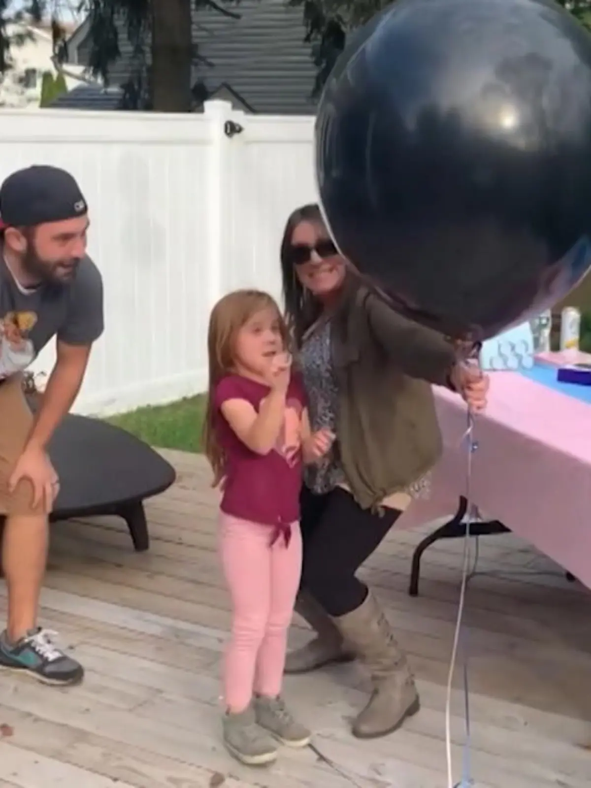 Diese Gender-Reveal-Party geht ordentlich schief. Die große Schwester sträubt sich den Ballon, zum Platzen zu bringen und sorgt für ein großes Chaos.
