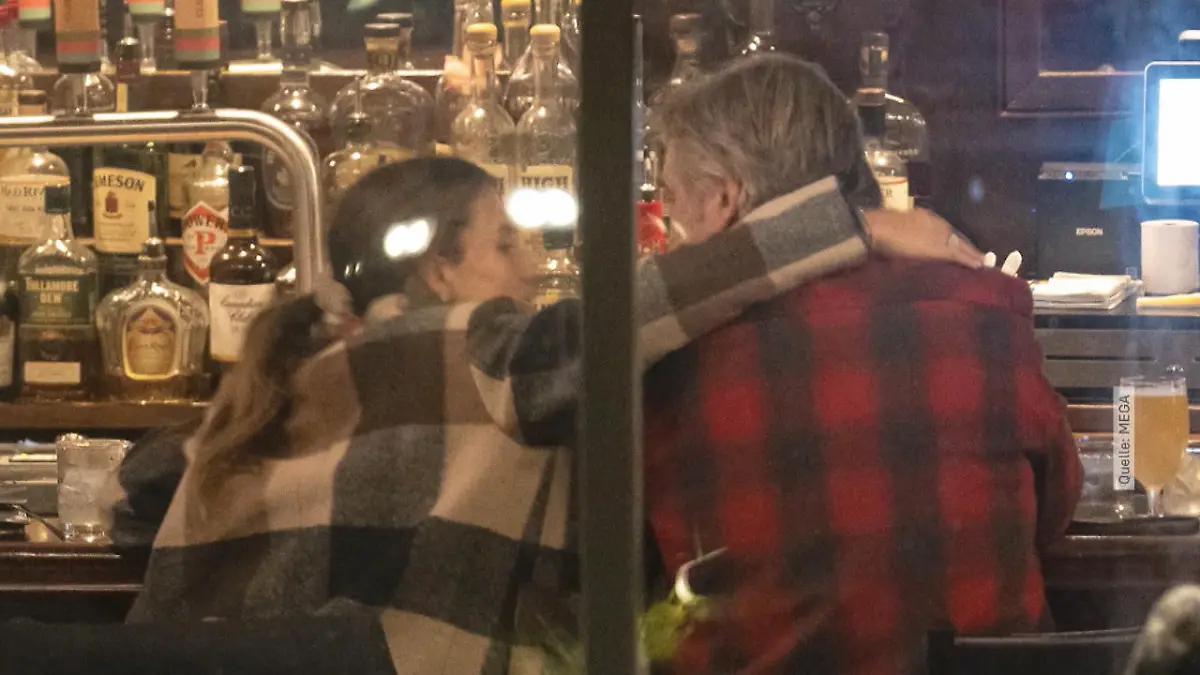 Hilaria Baldwin stützt ihren Alec Nach Todesschuss-Horror