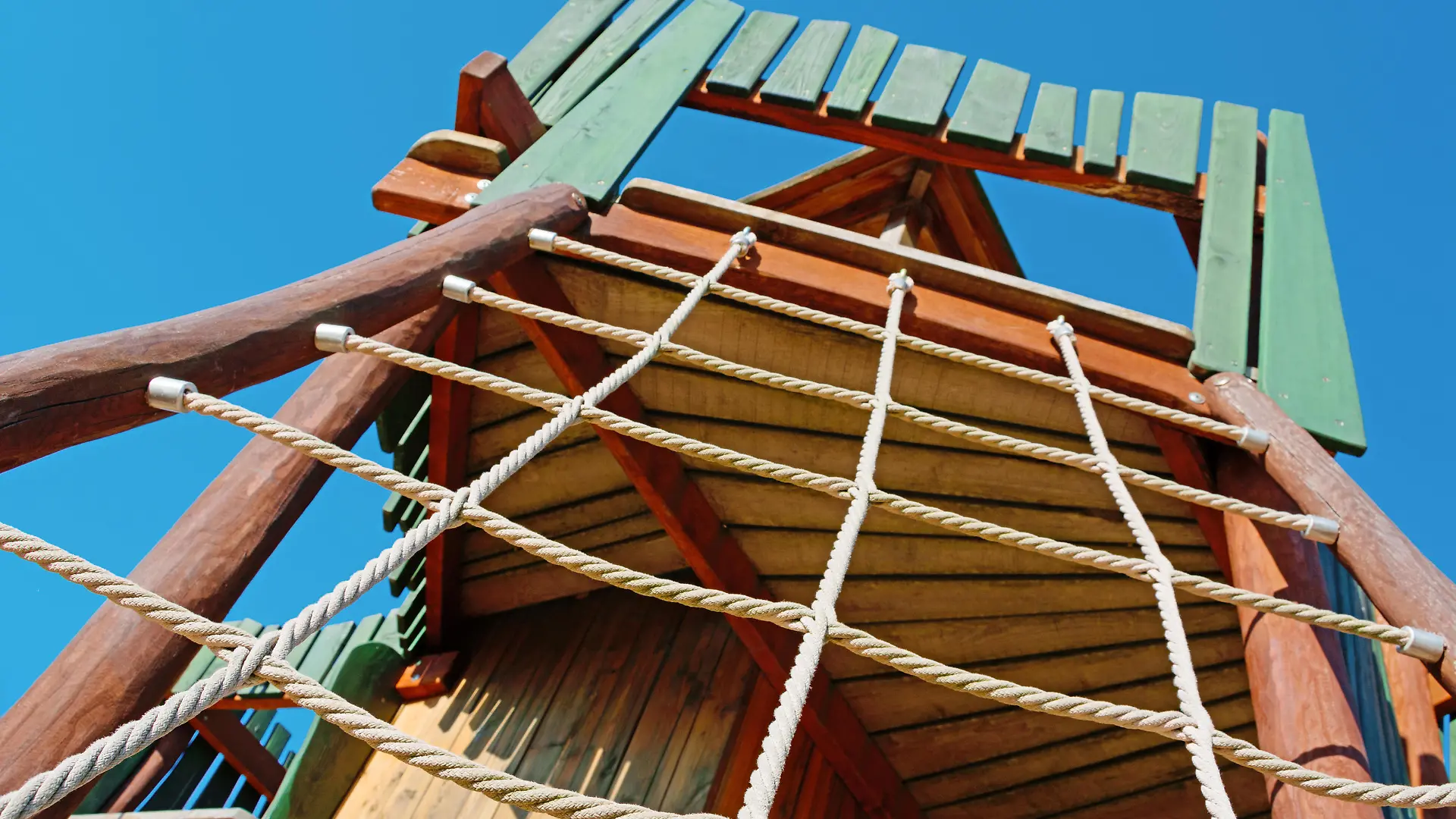 Kinderspielplatz mit Holz-Kletterturm. Children's playground with wooden climbing tower.