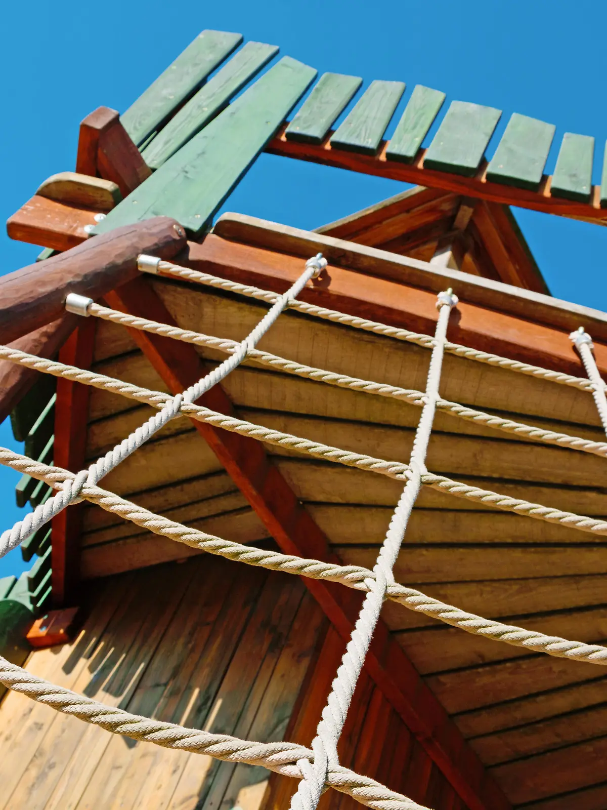 Kinderspielplatz mit Holz-Kletterturm. Children's playground with wooden climbing tower.