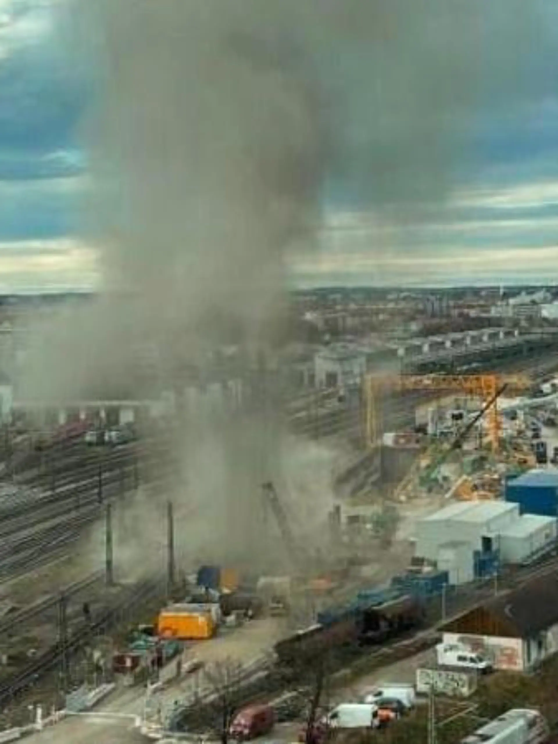 Bei der Explosion einer Fliegerbombe aus dem Zweiten Weltkrieg sind an der Bahnstrecke zum Hauptbahnhof in München vier Menschen verletzt worden. Die Detonation habe sich am Mittwoch auf einer Baustelle der Deutschen Bahn in der Nähe der Donnersbergerbrücke ereignet, teilte die Polizei mit. Drei Menschen wurden nach Angaben der Feuerwehr leicht und einer schwer verletzt. Der gesamte Zugverkehr zum und vom Hauptbahnhof wurde stundenlang eingestellt. Experten des Kampfmittelräumdienstes eilten zum Unglücksort.