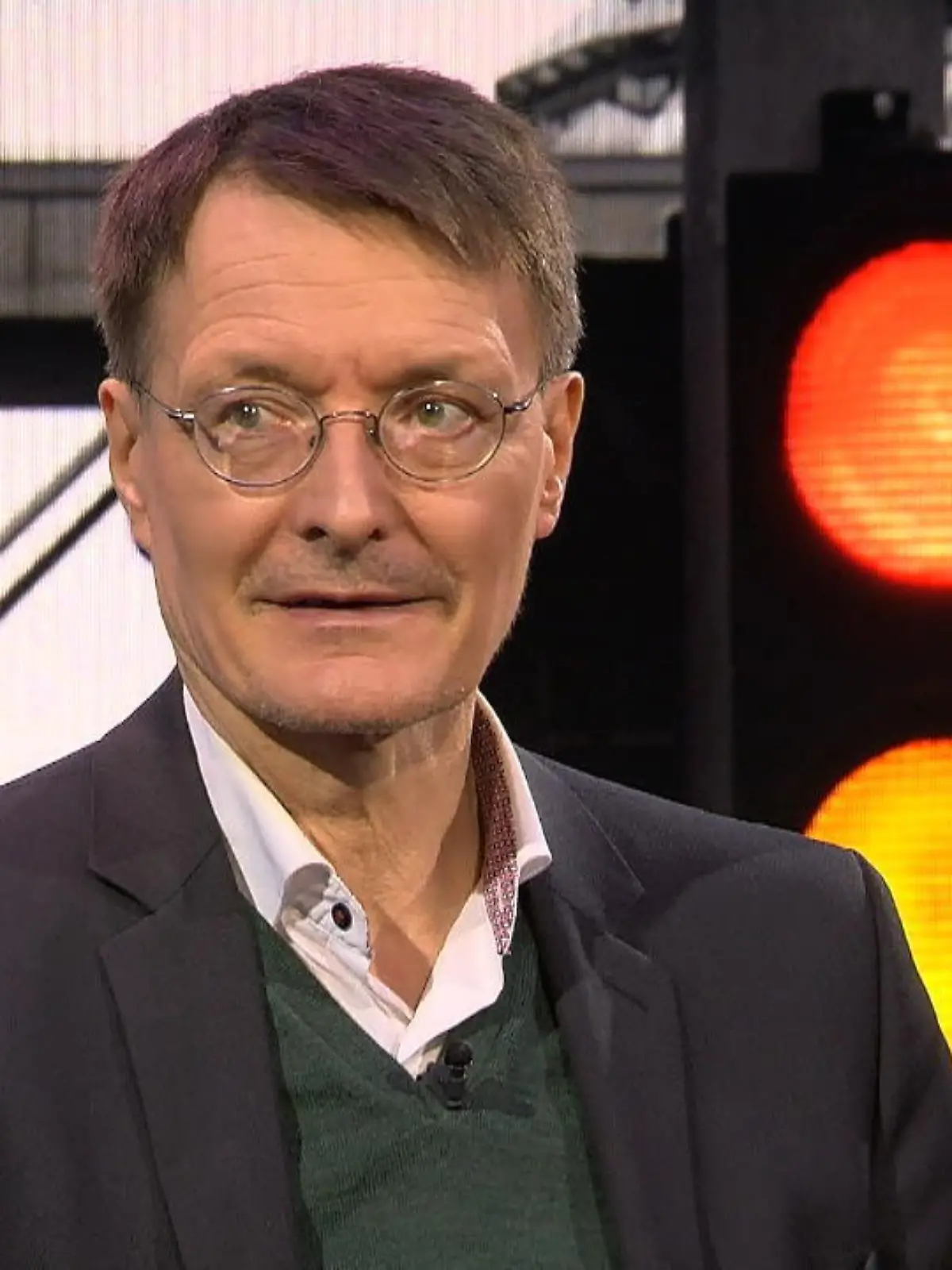 SPD-Gesundheitsexperte Karl Lauterbach äußert sich im „RTL Aktuell Spezial“ zur problematischen Lage auf den Intensivstationen.