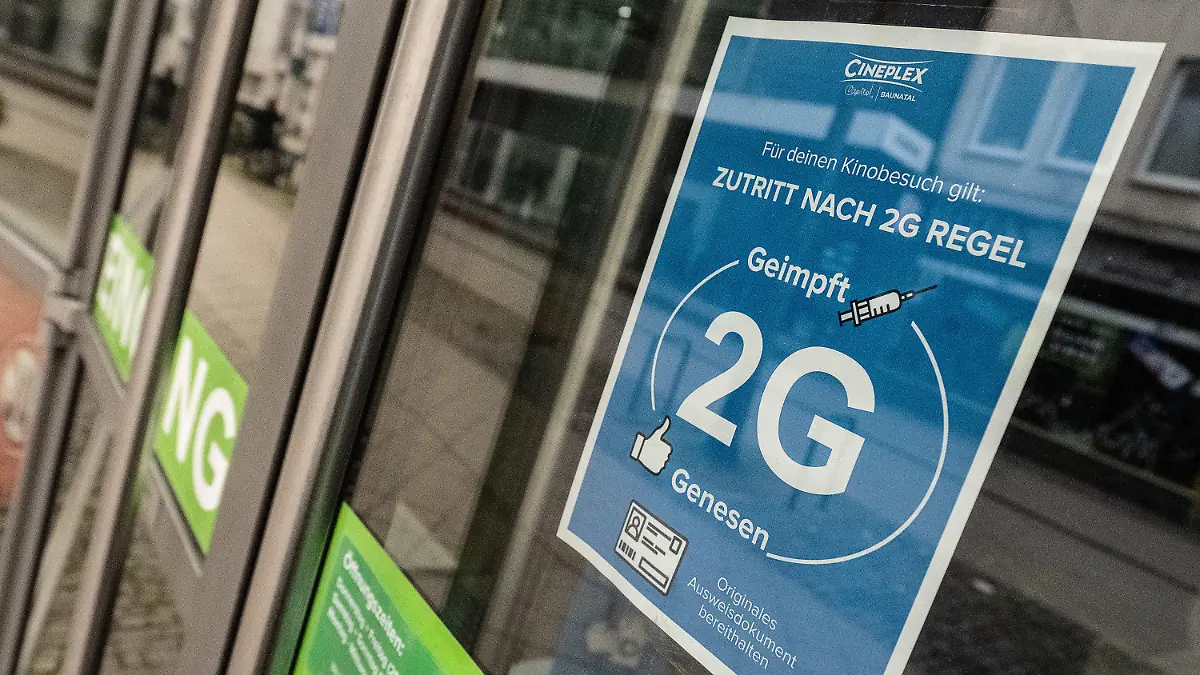 26.11.2021, Hessen, Kassel: Ein Schild "2G" ist am Eingang zum Kino "Cineplex" zu sehen. In Hessen gelten seit dem 25.11.2021 neue Corona-Regeln. Foto: Swen Pförtner/dpa +++ dpa-Bildfunk +++
