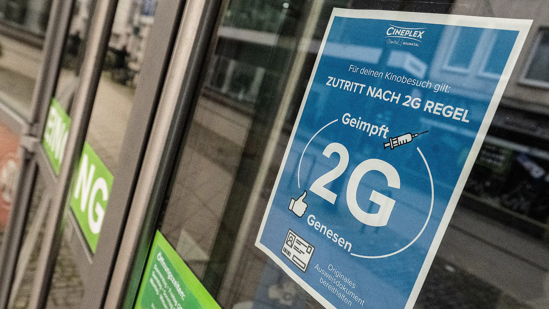 26.11.2021, Hessen, Kassel: Ein Schild "2G" ist am Eingang zum Kino "Cineplex" zu sehen. In Hessen gelten seit dem 25.11.2021 neue Corona-Regeln. Foto: Swen Pförtner/dpa +++ dpa-Bildfunk +++