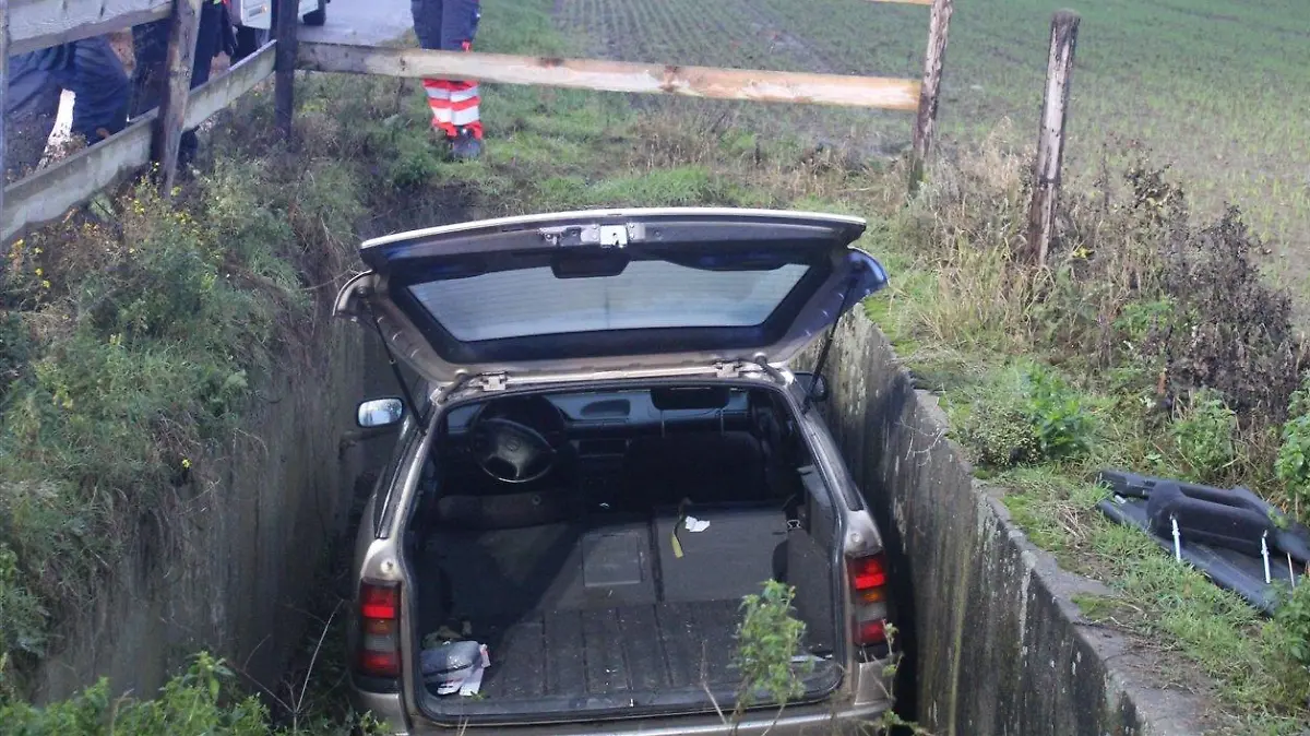 HANDOUT - 29.11.2021, Nordrhein-Westfalen, Krefeld: Ein Auto liegt in einer Grube. Der 38-jährige Fahrer blieb unverletzt. (Zu dpa: «Betrunkener Autofahrer in Krefeld auf dem Holzweg») Foto: Polizei Krefeld/dpa +++ dpa-Bildfunk +++