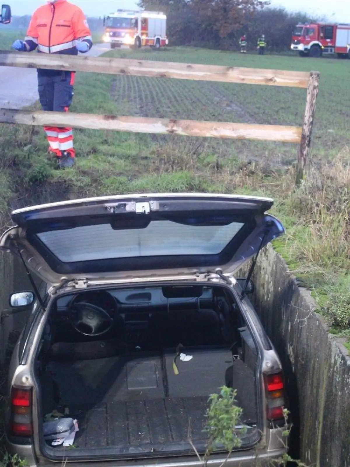 HANDOUT - 29.11.2021, Nordrhein-Westfalen, Krefeld: Ein Auto liegt in einer Grube. Der 38-jährige Fahrer blieb unverletzt. (Zu dpa: «Betrunkener Autofahrer in Krefeld auf dem Holzweg») Foto: Polizei Krefeld/dpa +++ dpa-Bildfunk +++