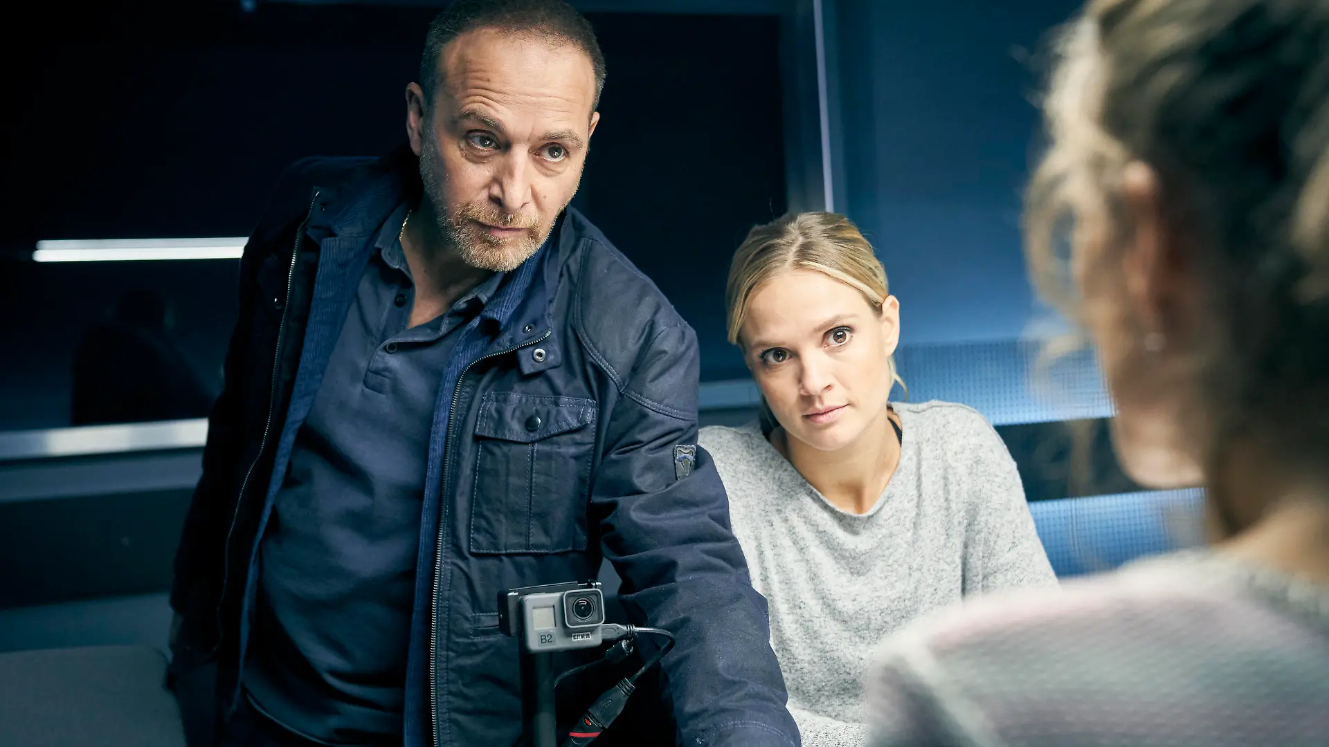 Semir Gerkhan (Erdogan Atalay), Vicky Reisinger (Pia Stutzenstein), Claudia Strobel (Marie Rönnebeck)
Vicky und Semir befragen Claudia zum Hoodie-Mann.