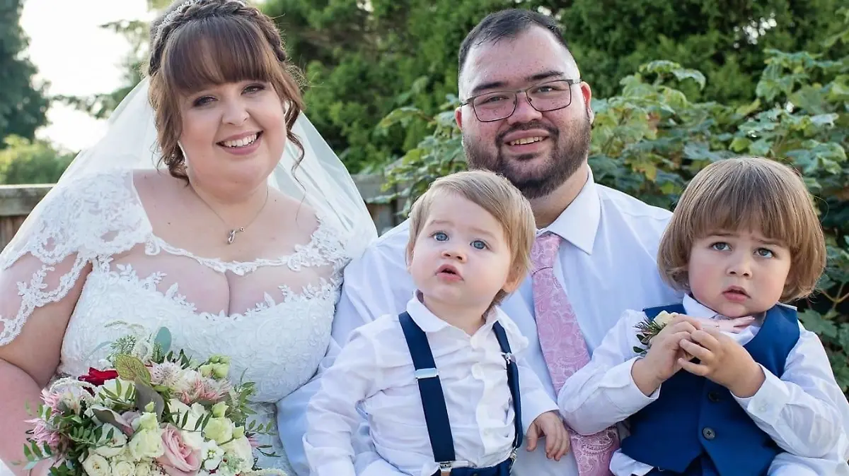 Die Eltern Jamie Harrison Grant und Melissa Grant gemeinsam mit ihrem dreijährigen Sohn Bradley.