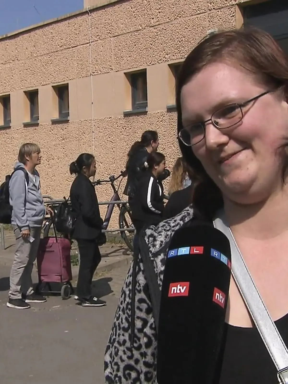 RTL berichtet im Video von Müttern, die aufs Mittagessen verzichten, damit das Geld wenigstens noch für ihre Kinder ausreicht.
