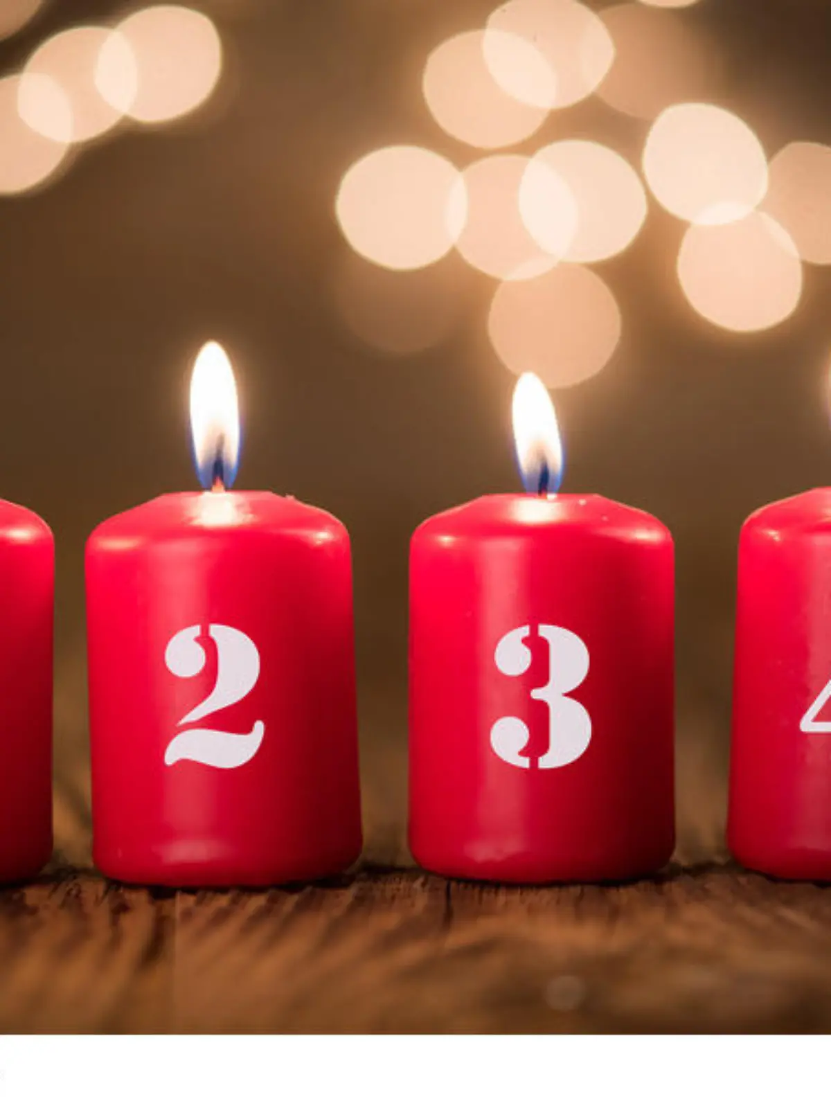 Vier schlichte rote Kerzen zum vierten Advent
