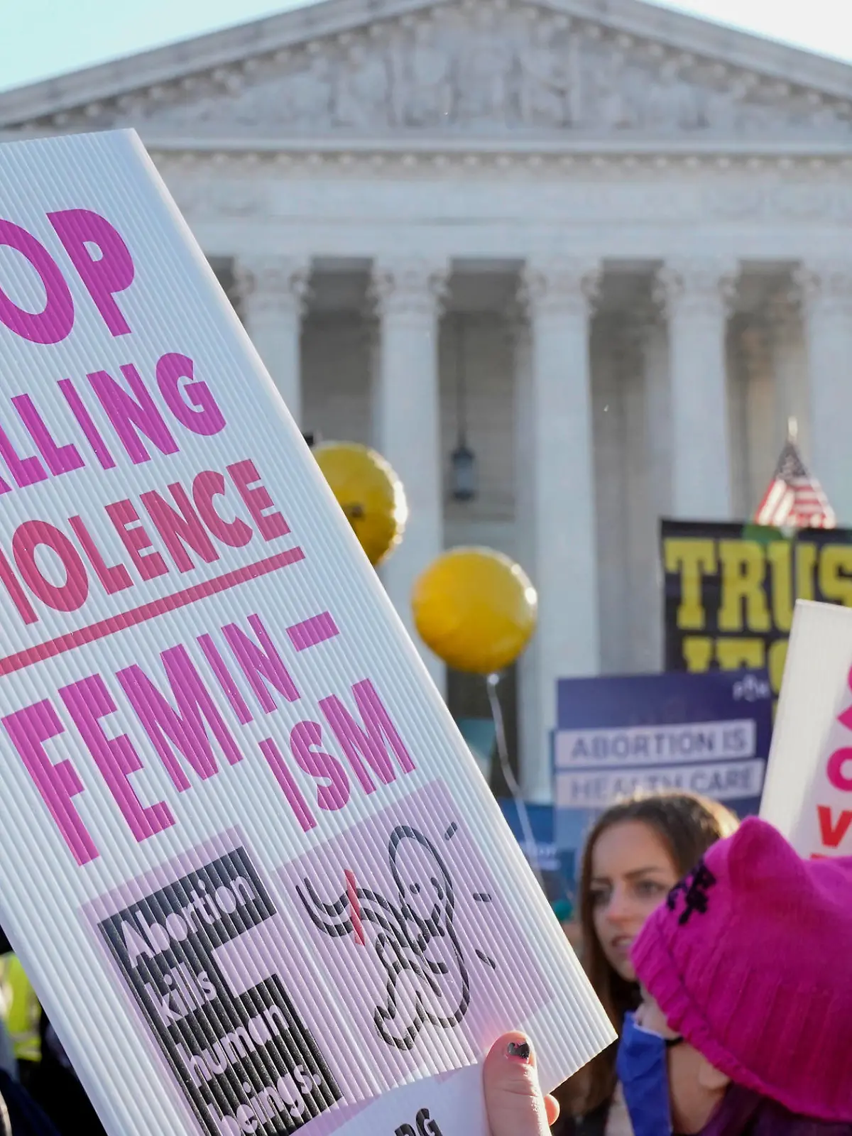 Am Supreme Court, dem höchsten Gericht der USA, geht es ab Mittwoch um nicht weniger als die Frage, ob Frauen ihr Recht auf eine Abtreibung verlieren. Eine Grundsatzentscheidung aus den 70er-Jahren spricht Frauen dieses Recht eigentlich zu - die Entscheidung des Supreme Courts über einen Fall aus Mississippi könnte sie aber außer Kraft setzen. Wir zeigen, welche Folgen das hätte.