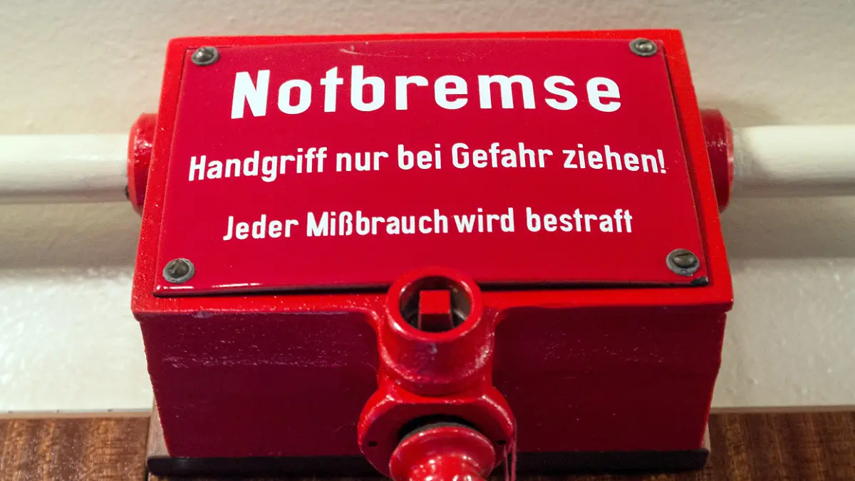 ARCHIV - 03.06.2015, Brandenburg, Erkner: Eine Notbremse in einer historischen S-Bahn, aufgenommen während eines Pressetermins in der S-Bahn-Betriebswerkstatt in Erkner (Brandenburg). Das Bundesverfassungsgericht veröffentlicht am Dienstag (9.30 Uhr) seine ersten grundsätzlichen Entscheidungen zu den Freiheitsbeschränkungen in der Corona-Pandemie. Angesichts akuter Sorgen vor überlasteten Kliniken und der neuen Omikron-Variante erhofft sich die Politik davon konkrete Vorgaben zu ihrem Handlungsspielraum. Foto: Patrick Pleul/dpa-Zentralbild/dpa +++ dpa-Bildfunk +++