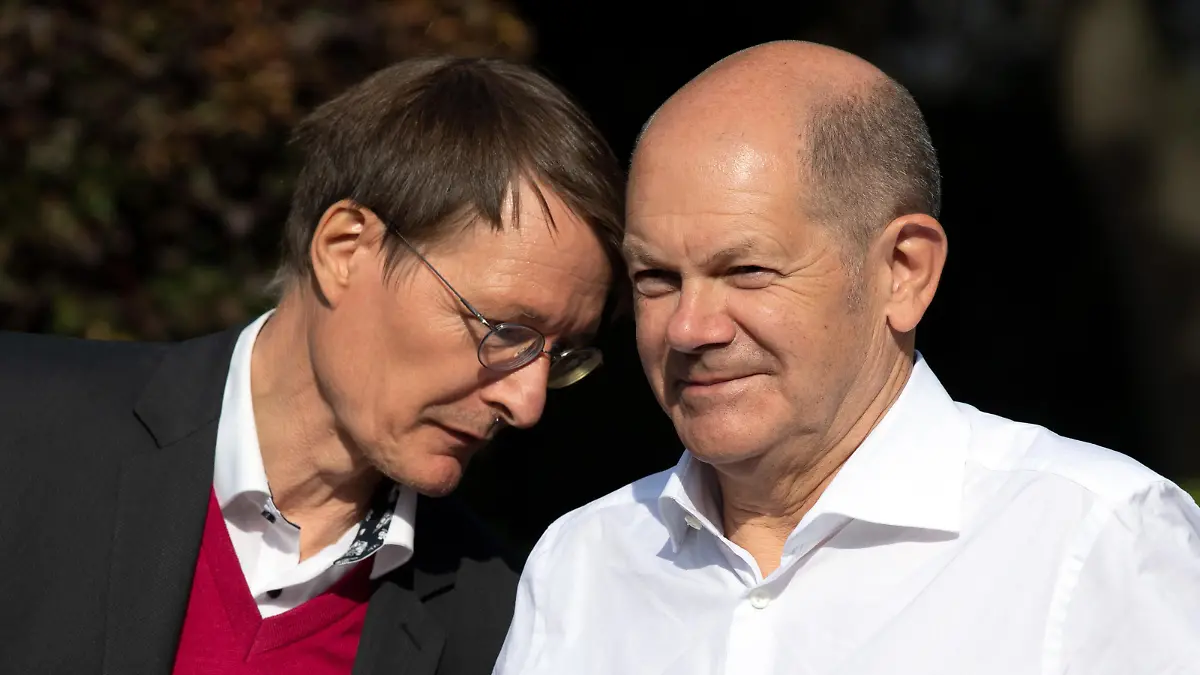 Olaf Scholz (r), Finanzminister und SPD-Kanzlerkandidat, und SPD-Gesundheitsexperte Karl Lauterbach stehen bei einem Wahlkampfauftritt zusammen.