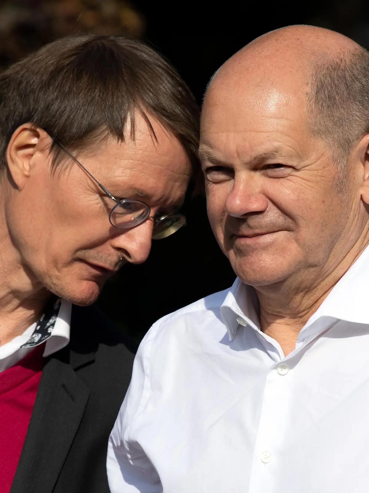 Olaf Scholz (r), Finanzminister und SPD-Kanzlerkandidat, und SPD-Gesundheitsexperte Karl Lauterbach stehen bei einem Wahlkampfauftritt zusammen.