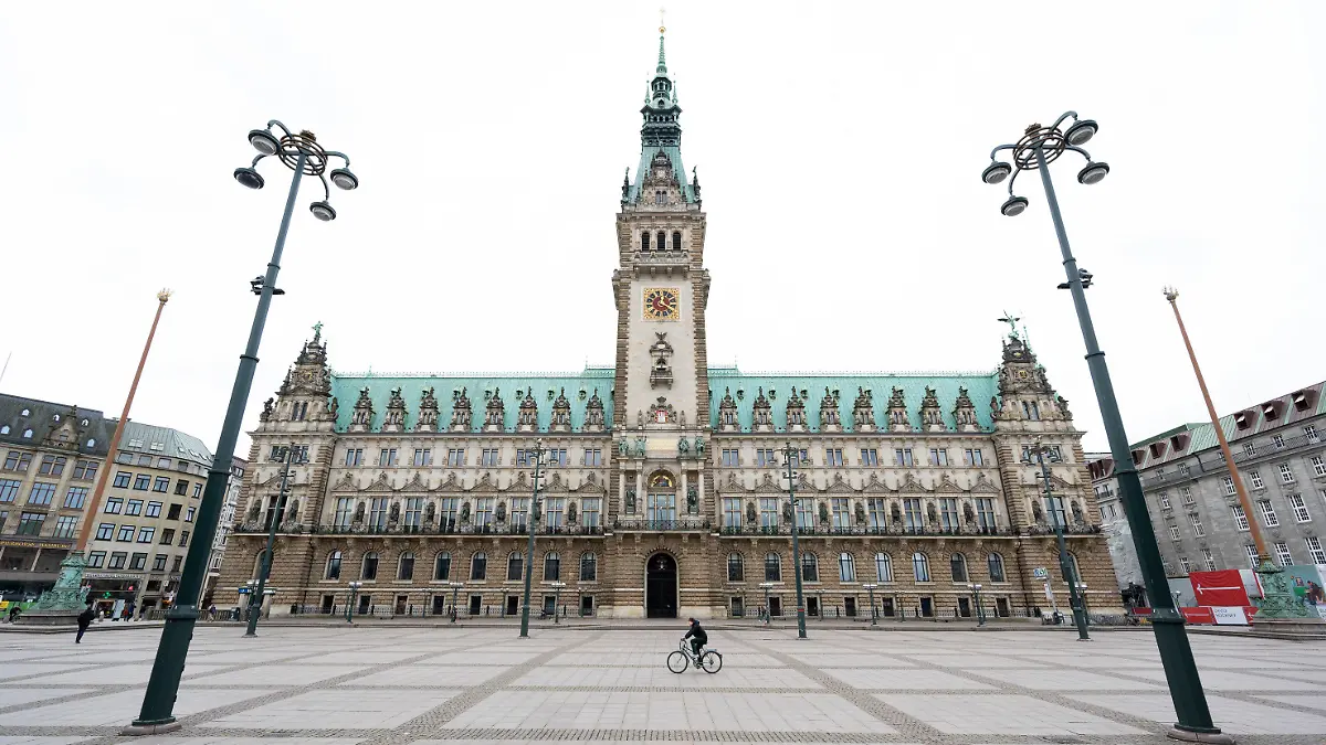 ARCHIV - 20.03.2020, Hamburg: Nahezu menschenleer ist der Rathausmarkt vor dem Rathaus um die Mittagszeit. Üblicherweise tummeln sich an diesem Ort zahllose Hamburger und Touristen. Foto: Daniel Reinhardt/dpa +++ dpa-Bildfunk +++