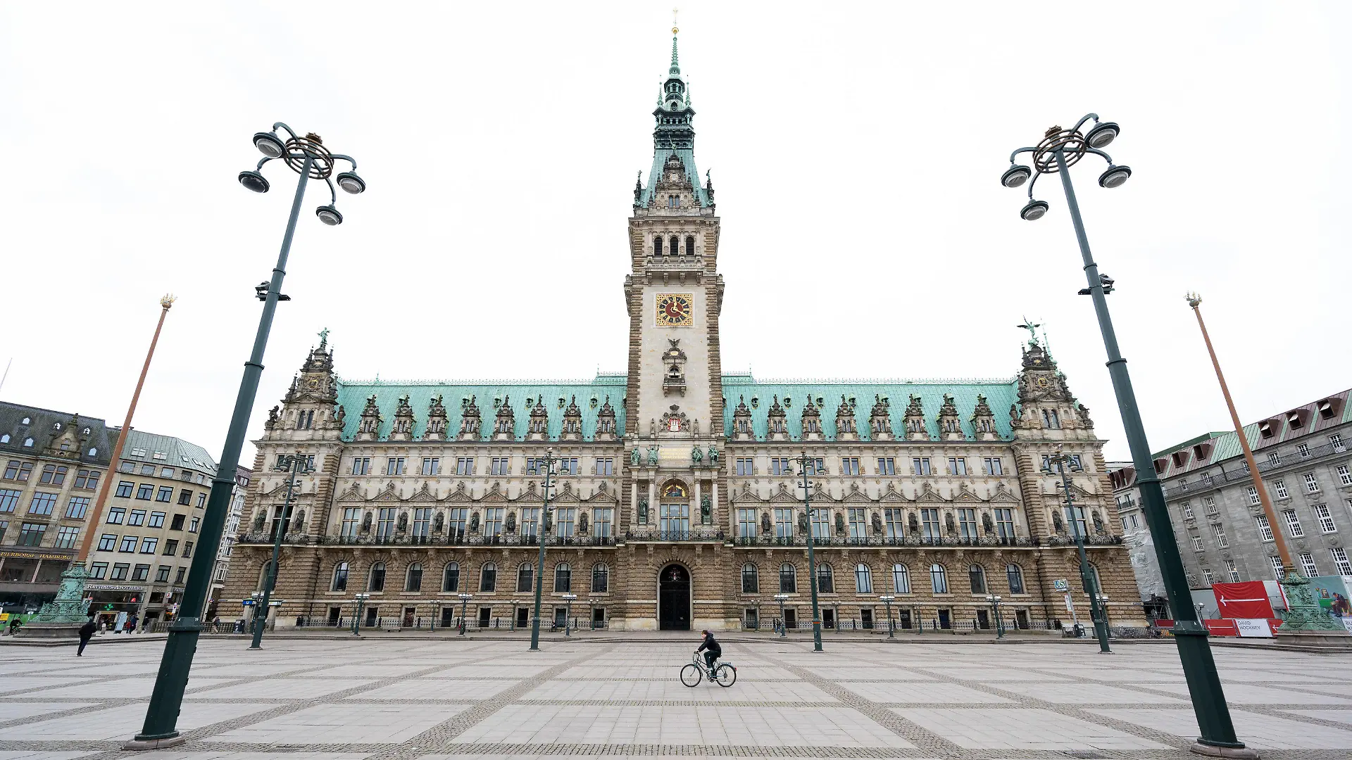 ARCHIV - 20.03.2020, Hamburg: Nahezu menschenleer ist der Rathausmarkt vor dem Rathaus um die Mittagszeit. Üblicherweise tummeln sich an diesem Ort zahllose Hamburger und Touristen. Foto: Daniel Reinhardt/dpa +++ dpa-Bildfunk +++